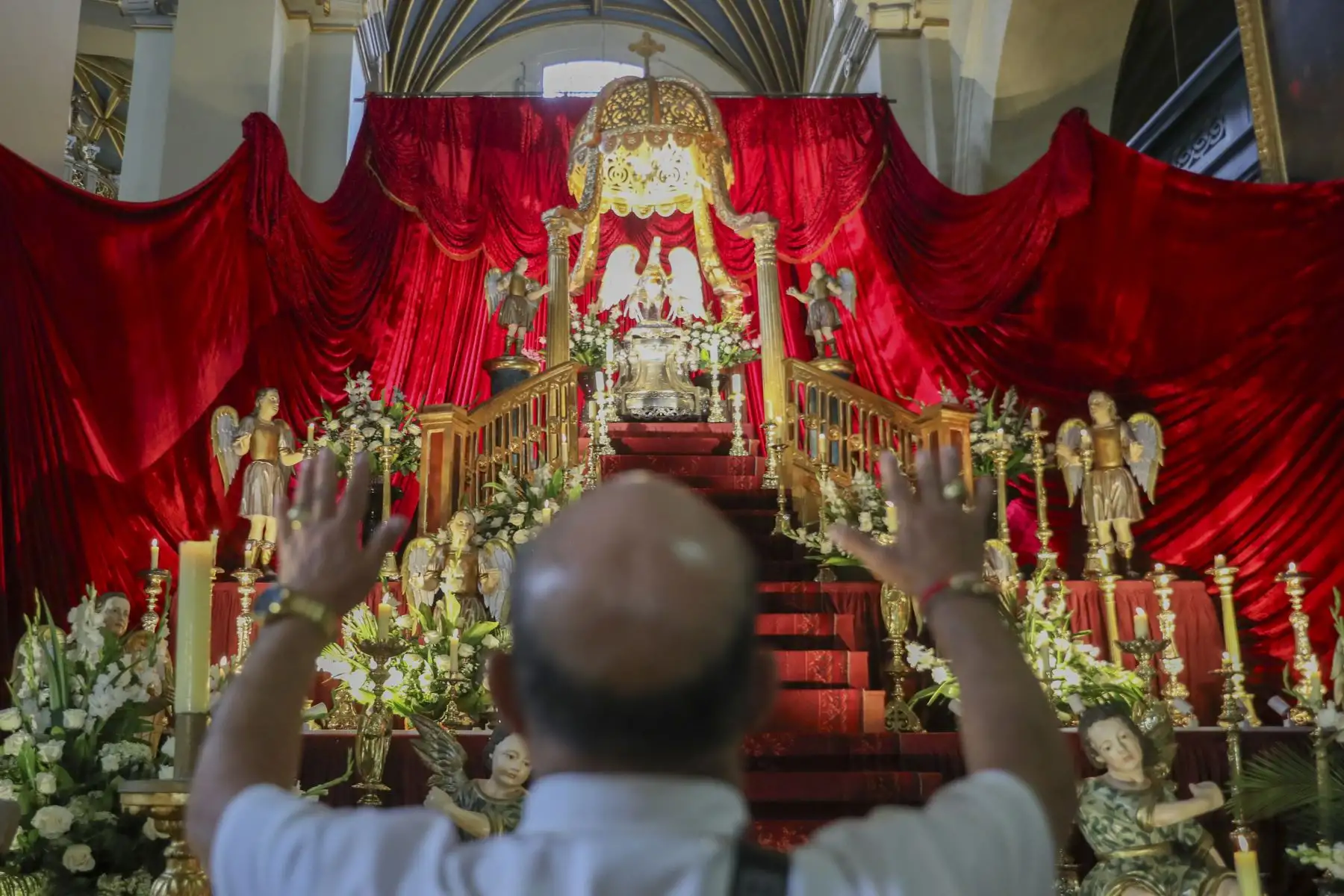 Miles de fieles recorren las iglesias del centro de Lima durante la Semana Santa, participando en un tradicional circuito de templos que refleja la profunda devoción religiosa y el arraigo de estas celebraciones en la capital peruana. Foto: ANDINA/Ricardo Cuba