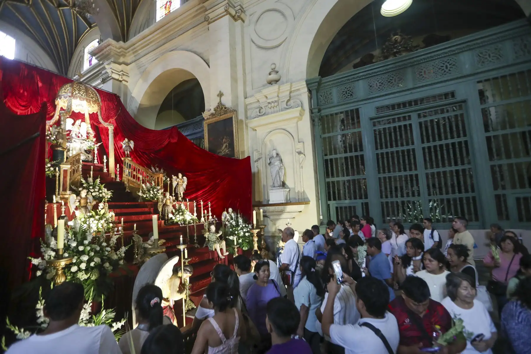 Miles de fieles recorren las iglesias del centro de Lima durante la Semana Santa, participando en un tradicional circuito de templos que refleja la profunda devoción religiosa y el arraigo de estas celebraciones en la capital peruana. Foto: ANDINA/Ricardo Cuba