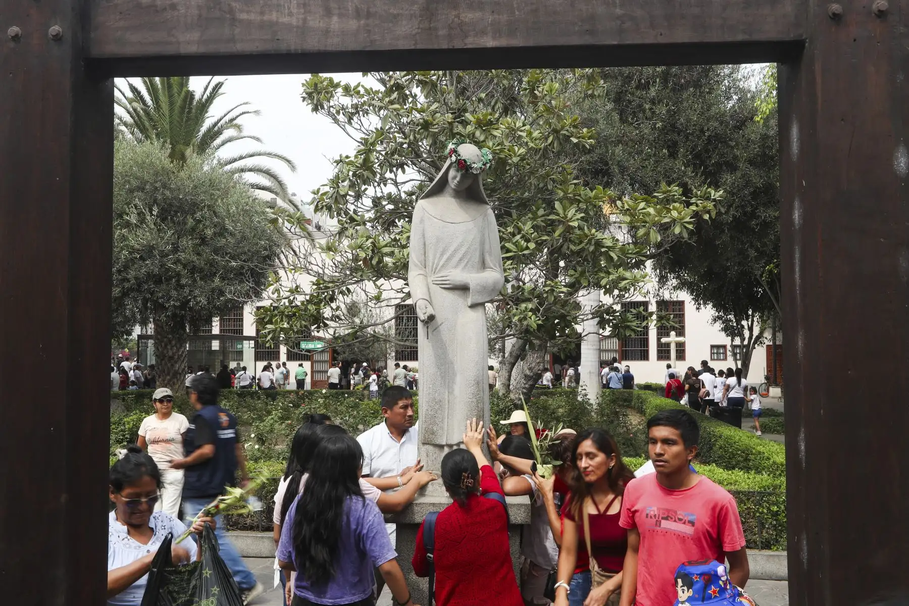 Miles de fieles recorren las iglesias del centro de Lima durante la Semana Santa, participando en un tradicional circuito de templos que refleja la profunda devoción religiosa y el arraigo de estas celebraciones en la capital peruana. Foto: ANDINA/Ricardo Cuba