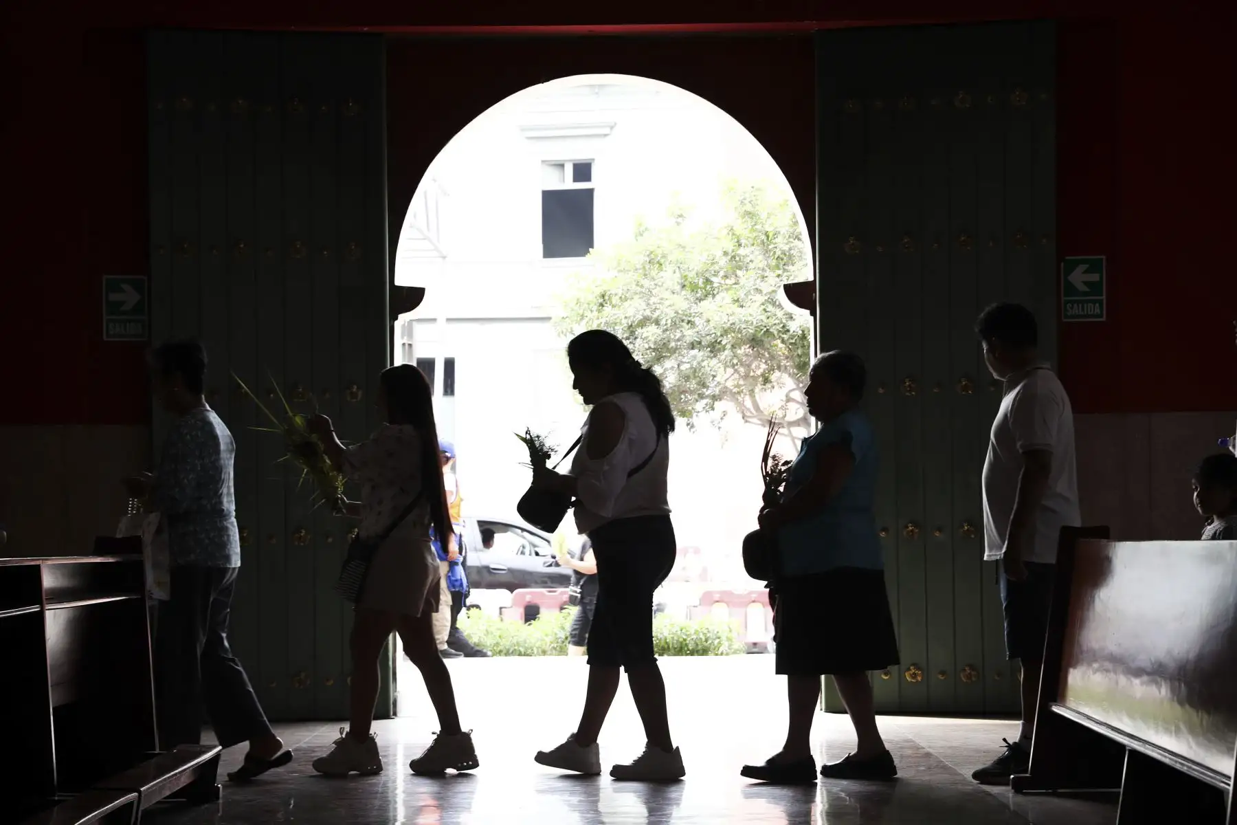Miles de fieles recorren las iglesias del centro de Lima durante la Semana Santa, participando en un tradicional circuito de templos que refleja la profunda devoción religiosa y el arraigo de estas celebraciones en la capital peruana. Foto: ANDINA/Ricardo Cuba