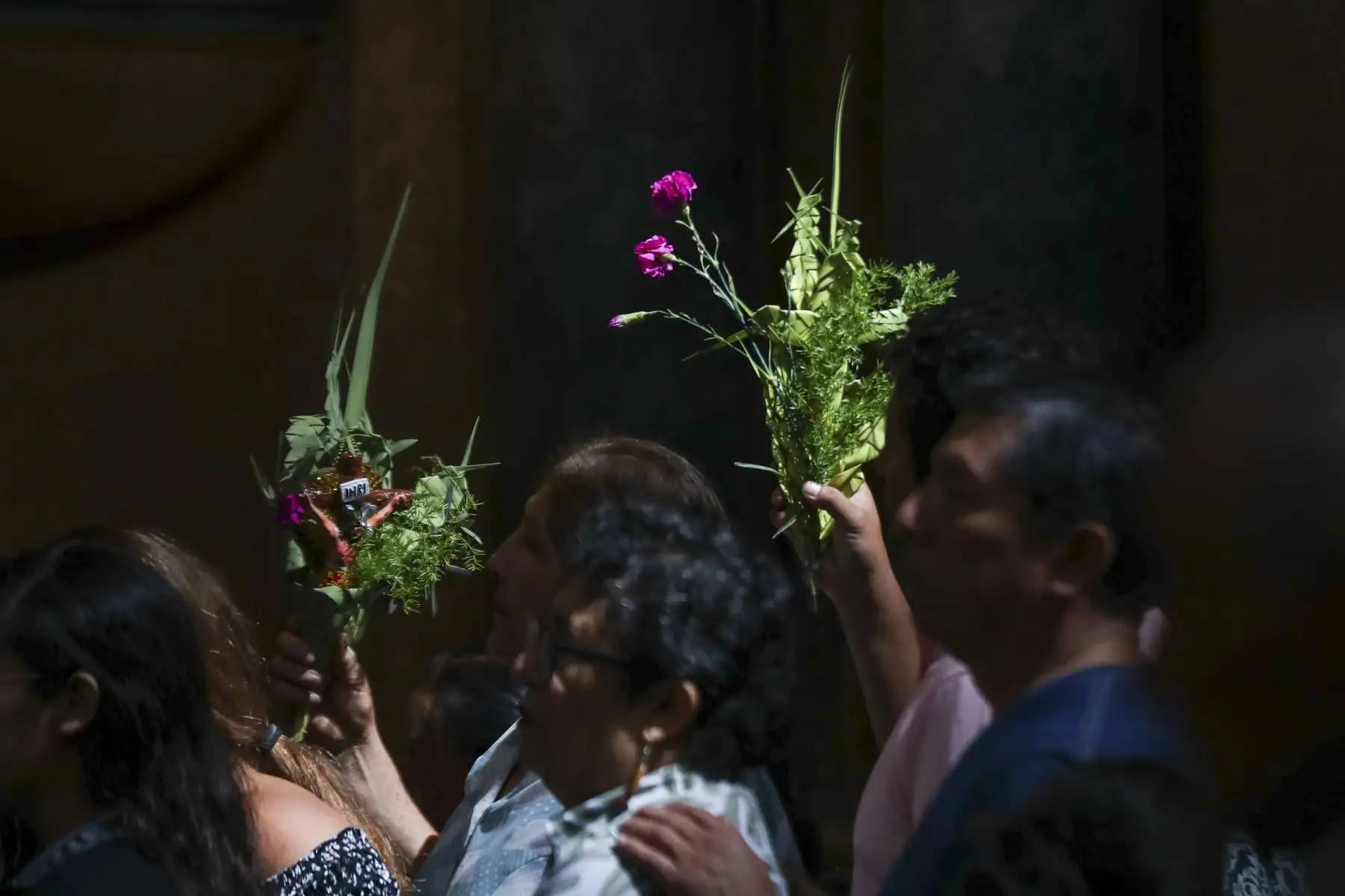 Miles de fieles recorren las iglesias del centro de Lima durante la Semana Santa, participando en un tradicional circuito de templos que refleja la profunda devoción religiosa y el arraigo de estas celebraciones en la capital peruana. Foto: ANDINA/Ricardo Cuba