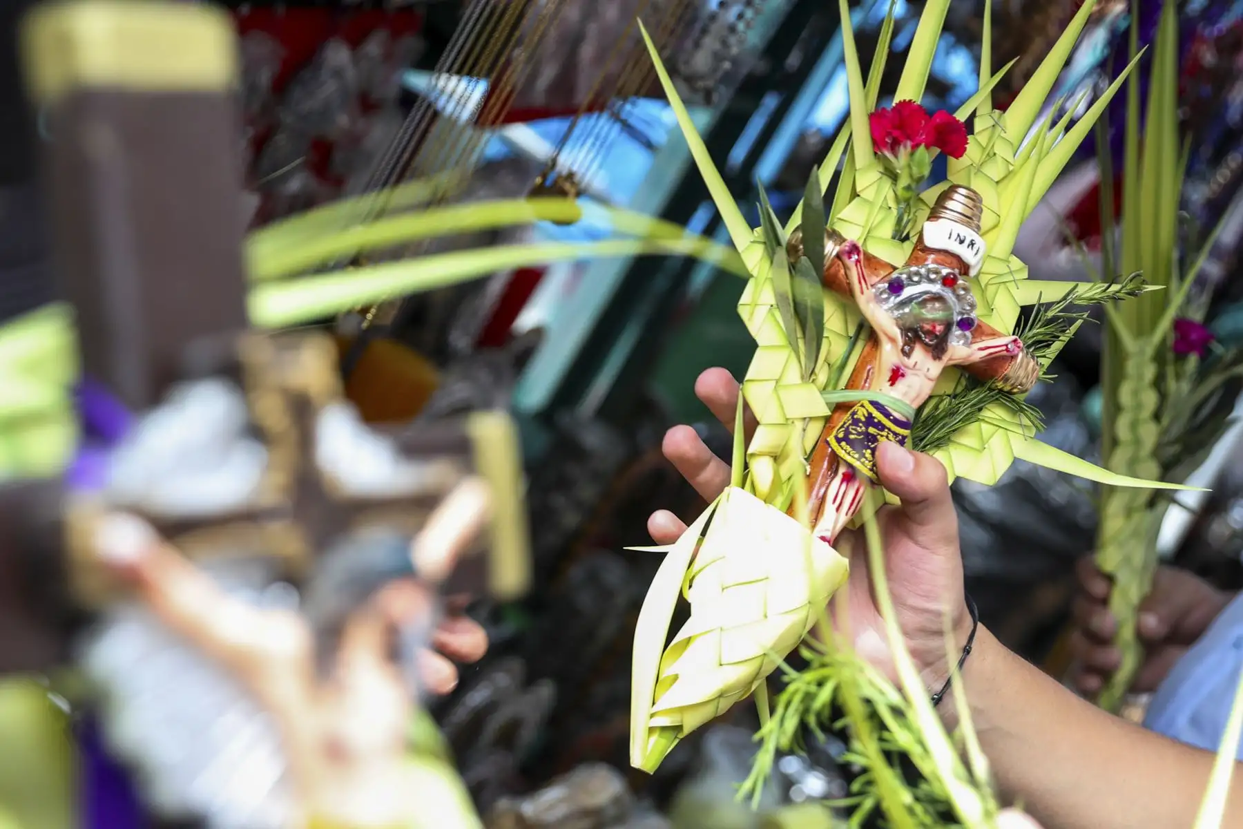 Miles de fieles recorren las iglesias del centro de Lima durante la Semana Santa, participando en un tradicional circuito de templos que refleja la profunda devoción religiosa y el arraigo de estas celebraciones en la capital peruana. Foto: ANDINA/Ricardo Cuba