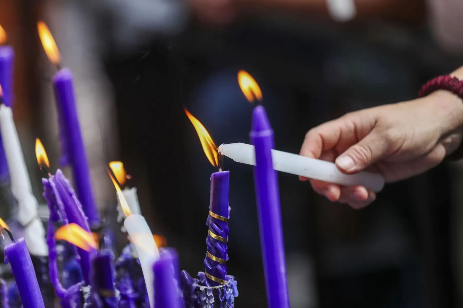 Miles de fieles recorren las iglesias del centro de Lima durante la Semana Santa, participando en un tradicional circuito de templos que refleja la profunda devoción religiosa y el arraigo de estas celebraciones en la capital peruana. Foto: ANDINA/Ricardo Cuba