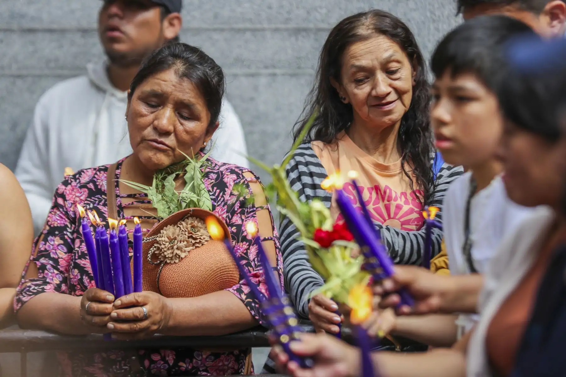 Miles de fieles recorren las iglesias del centro de Lima durante la Semana Santa, participando en un tradicional circuito de templos que refleja la profunda devoción religiosa y el arraigo de estas celebraciones en la capital peruana. Foto: ANDINA/Ricardo Cuba