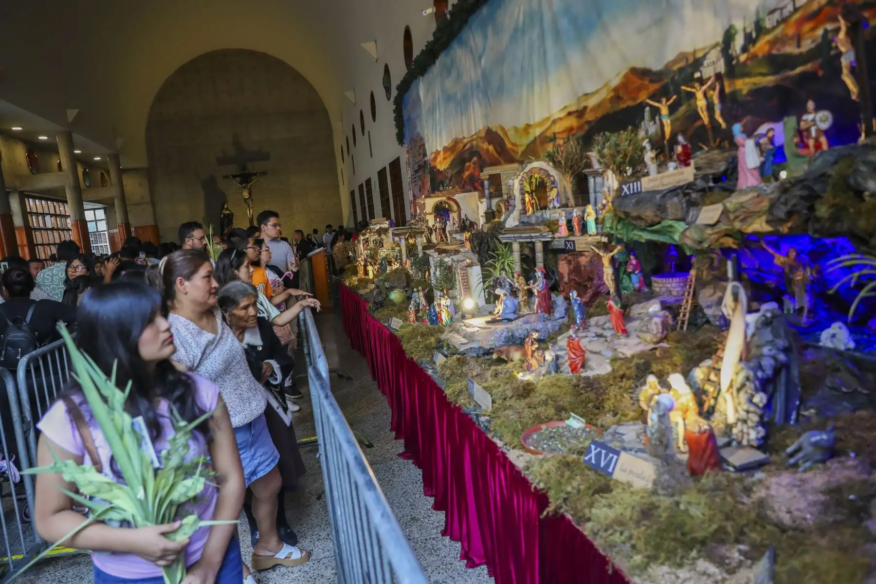 Miles de fieles recorren las iglesias del centro de Lima durante la Semana Santa, participando en un tradicional circuito de templos que refleja la profunda devoción religiosa y el arraigo de estas celebraciones en la capital peruana. Foto: ANDINA/Ricardo Cuba