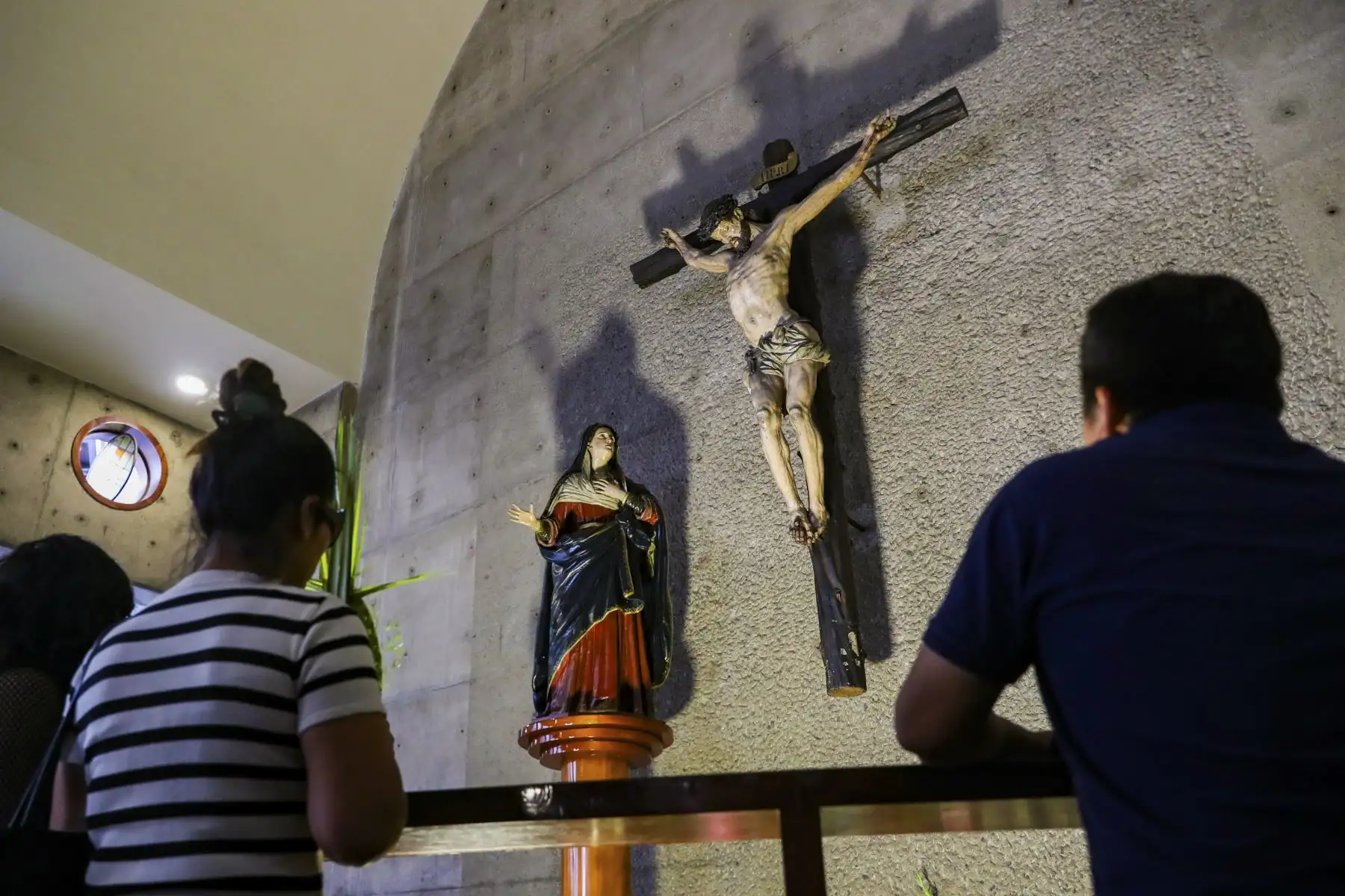 Miles de fieles recorren las iglesias del centro de Lima durante la Semana Santa, participando en un tradicional circuito de templos que refleja la profunda devoción religiosa y el arraigo de estas celebraciones en la capital peruana. Foto: ANDINA/Ricardo Cuba