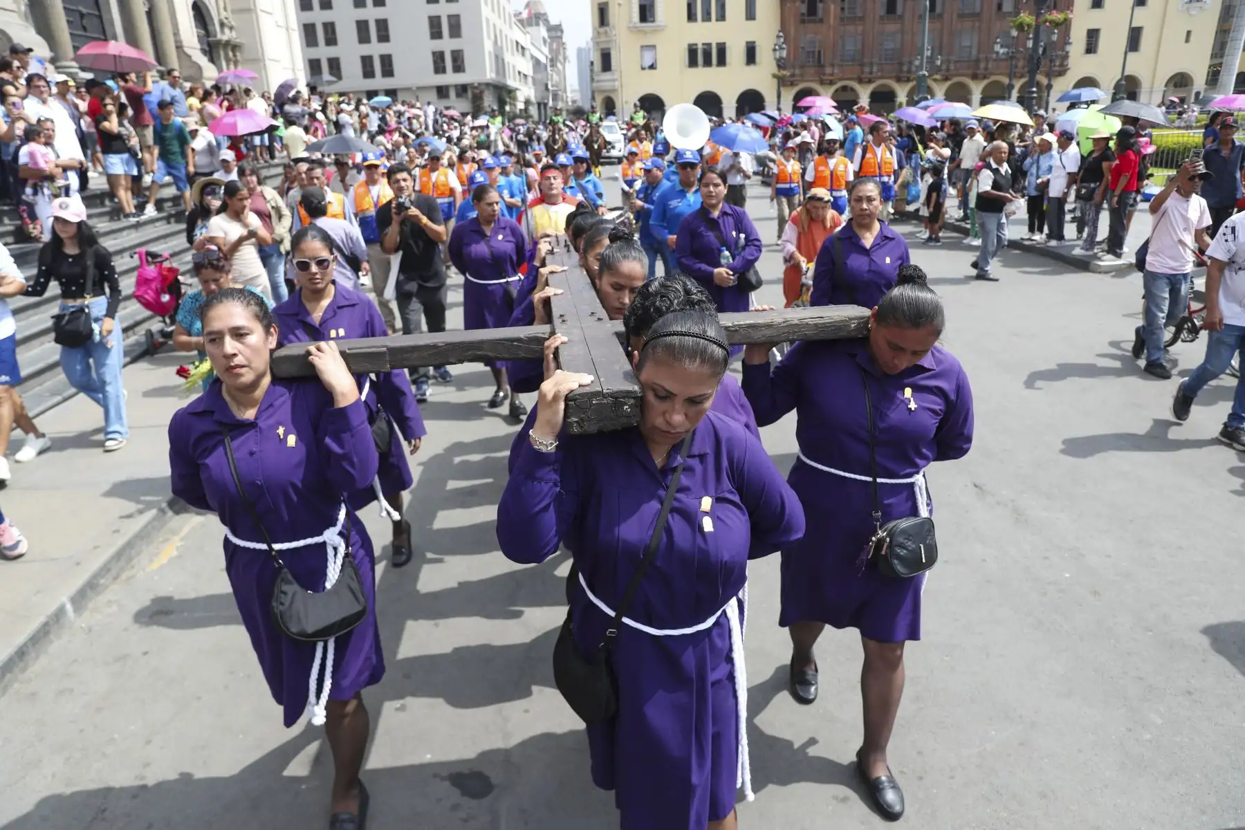 El actor Mario Valencia, conocido como el “Cristo Cholo”, dio inicio al tradicional viacrucis de Semana Santa en el Centro Histórico de Lima, acompañado por un amplio elenco artístico. La escenificación, que congrega a numerosos fieles, recorre las principales calles del centro de la ciudad y culminará en la cima del Cerro San Cristóbal. Foto: ANDINA/Ricardo Cuba