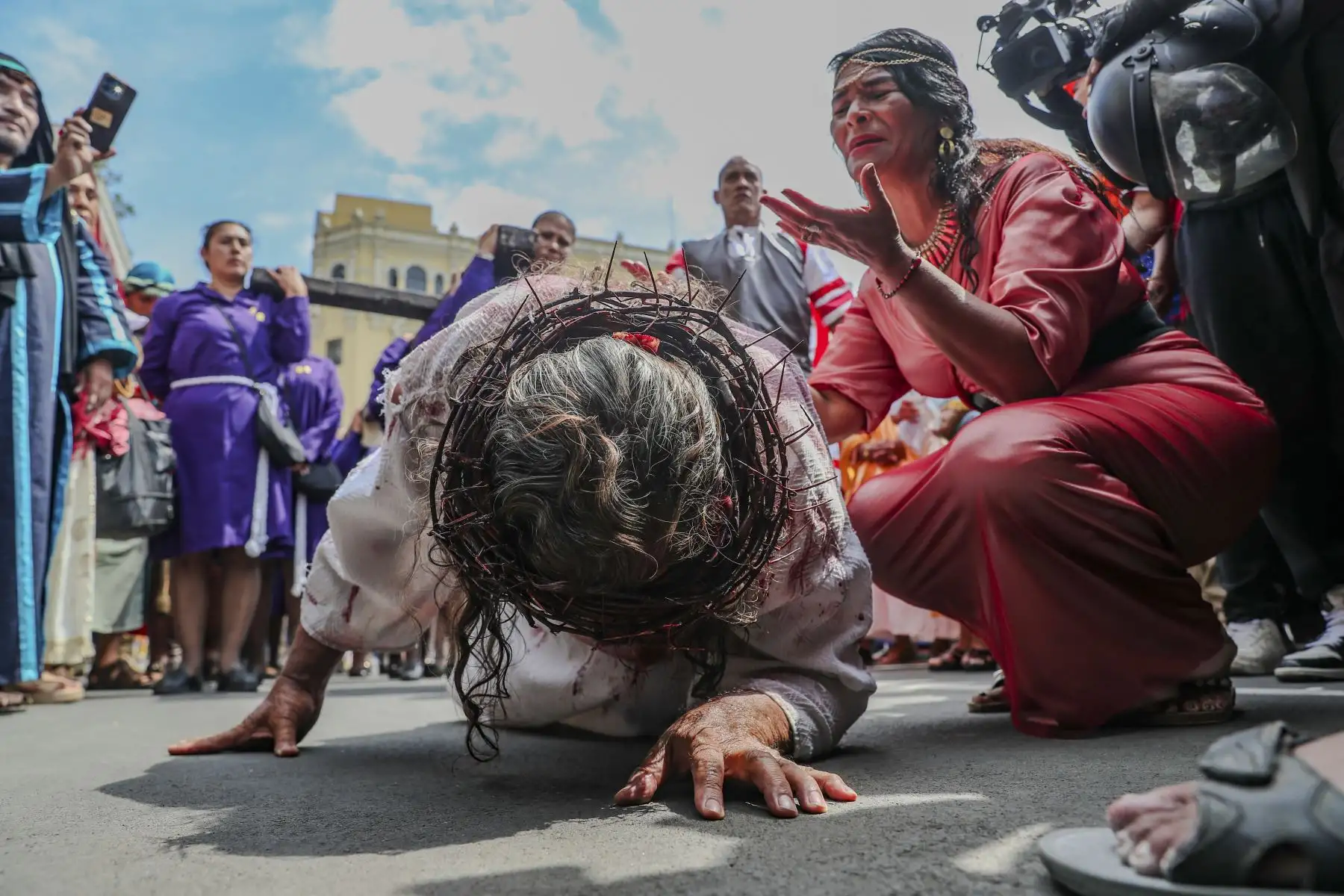 El actor Mario Valencia, conocido como el “Cristo Cholo”, dio inicio al tradicional viacrucis de Semana Santa en el Centro Histórico de Lima, acompañado por un amplio elenco artístico. La escenificación, que congrega a numerosos fieles, recorre las principales calles del centro de la ciudad y culminará en la cima del Cerro San Cristóbal. Foto: ANDINA/Ricardo Cuba