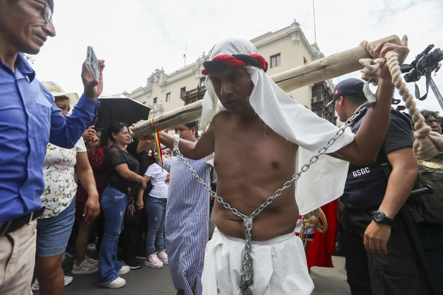 El actor Mario Valencia, conocido como el “Cristo Cholo”, dio inicio al tradicional viacrucis de Semana Santa en el Centro Histórico de Lima, acompañado por un amplio elenco artístico. La escenificación, que congrega a numerosos fieles, recorre las principales calles del centro de la ciudad y culminará en la cima del Cerro San Cristóbal. Foto: ANDINA/Ricardo Cuba