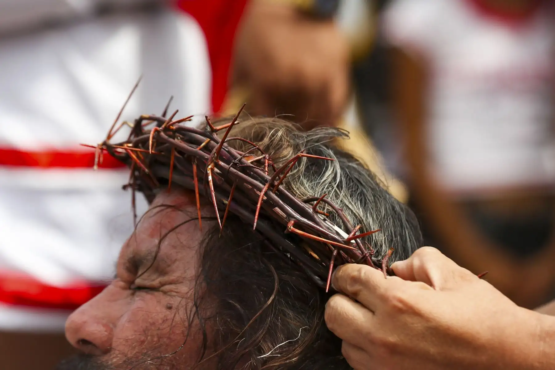 El actor Mario Valencia, conocido como el “Cristo Cholo”, dio inicio al tradicional viacrucis de Semana Santa en el Centro Histórico de Lima, acompañado por un amplio elenco artístico. La escenificación, que congrega a numerosos fieles, recorre las principales calles del centro de la ciudad y culminará en la cima del Cerro San Cristóbal. Foto: ANDINA/Ricardo Cuba