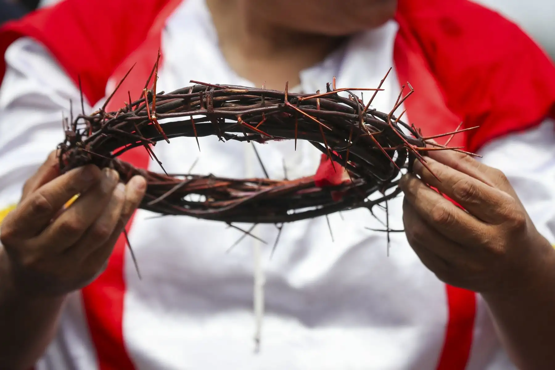El actor Mario Valencia, conocido como el “Cristo Cholo”, dio inicio al tradicional viacrucis de Semana Santa en el Centro Histórico de Lima, acompañado por un amplio elenco artístico. La escenificación, que congrega a numerosos fieles, recorre las principales calles del centro de la ciudad y culminará en la cima del Cerro San Cristóbal. Foto: ANDINA/Ricardo Cuba