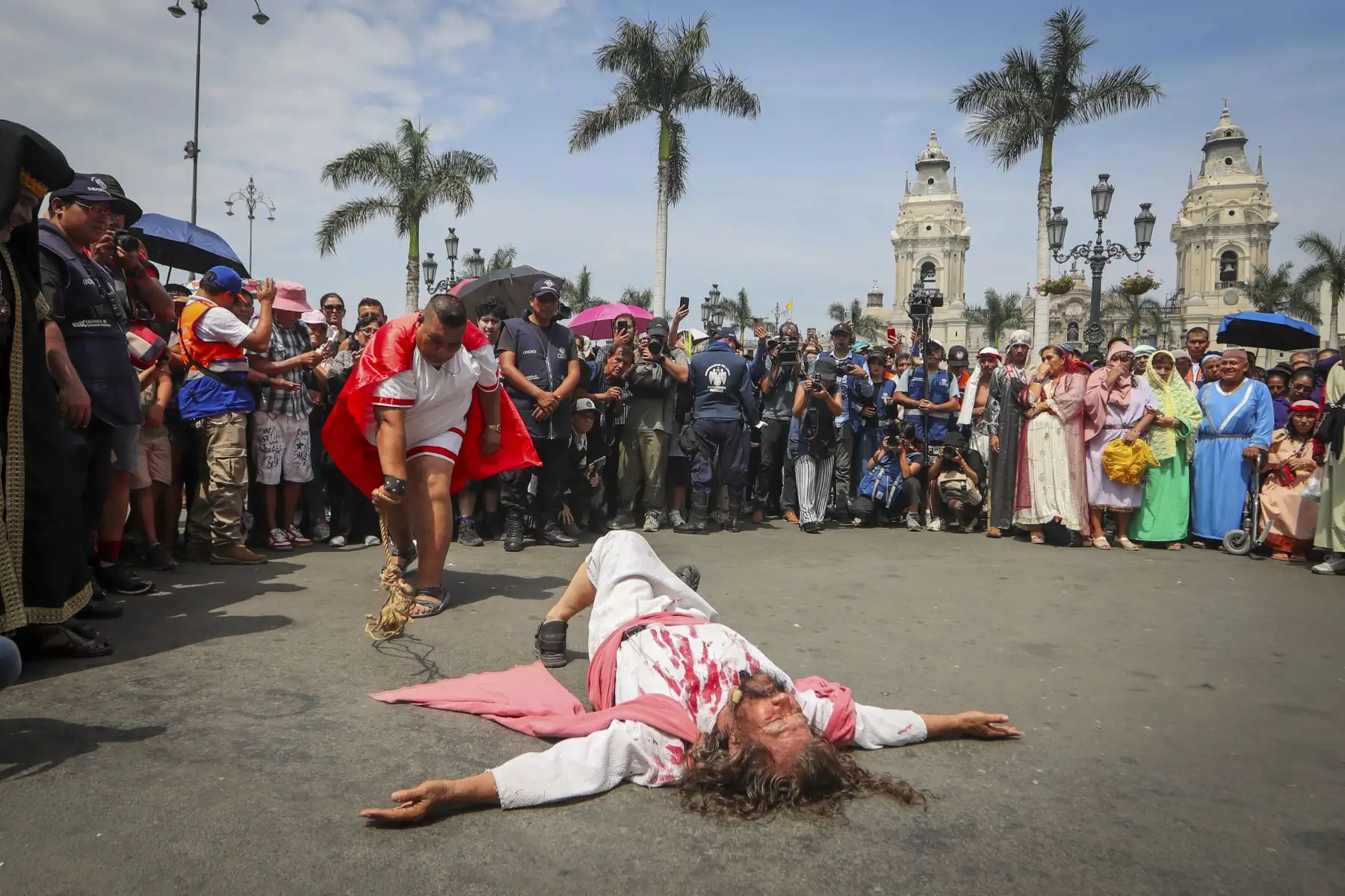 El actor Mario Valencia, conocido como el “Cristo Cholo”, dio inicio al tradicional viacrucis de Semana Santa en el Centro Histórico de Lima, acompañado por un amplio elenco artístico. La escenificación, que congrega a numerosos fieles, recorre las principales calles del centro de la ciudad y culminará en la cima del Cerro San Cristóbal. Foto: ANDINA/Ricardo Cuba
