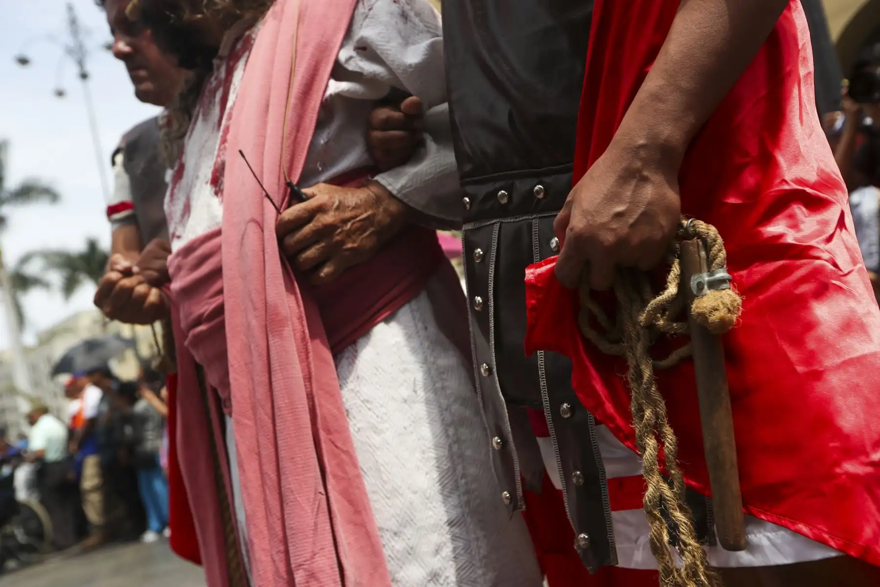 El actor Mario Valencia, conocido como el “Cristo Cholo”, dio inicio al tradicional viacrucis de Semana Santa en el Centro Histórico de Lima, acompañado por un amplio elenco artístico. La escenificación, que congrega a numerosos fieles, recorre las principales calles del centro de la ciudad y culminará en la cima del Cerro San Cristóbal. Foto: ANDINA/Ricardo Cuba