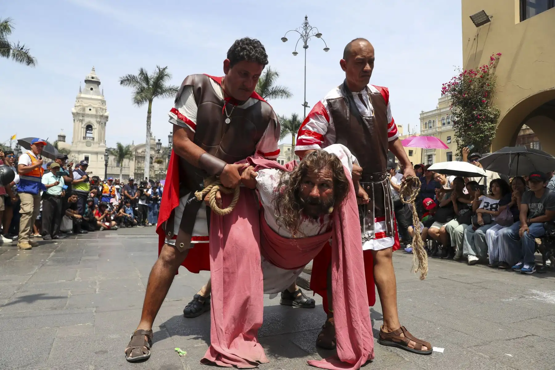 El actor Mario Valencia, conocido como el “Cristo Cholo”, dio inicio al tradicional viacrucis de Semana Santa en el Centro Histórico de Lima, acompañado por un amplio elenco artístico. La escenificación, que congrega a numerosos fieles, recorre las principales calles del centro de la ciudad y culminará en la cima del Cerro San Cristóbal. Foto: ANDINA/Ricardo Cuba