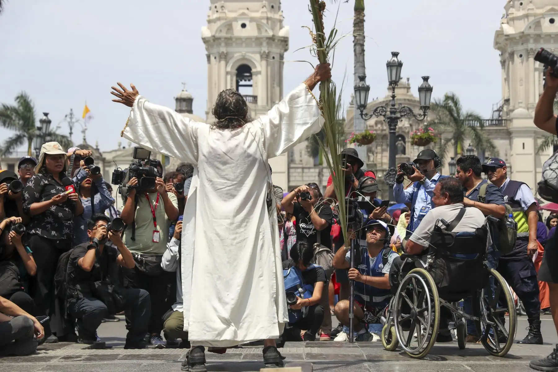 El actor Mario Valencia, conocido como el “Cristo Cholo”, dio inicio al tradicional viacrucis de Semana Santa en el Centro Histórico de Lima, acompañado por un amplio elenco artístico. La escenificación, que congrega a numerosos fieles, recorre las principales calles del centro de la ciudad y culminará en la cima del Cerro San Cristóbal. Foto: ANDINA/Ricardo Cuba