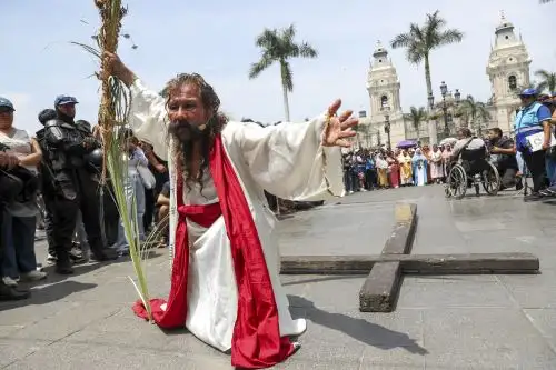 “Cristo Cholo” inicia el viacrucis de Semana Santa en el Centro Histórico de Lima