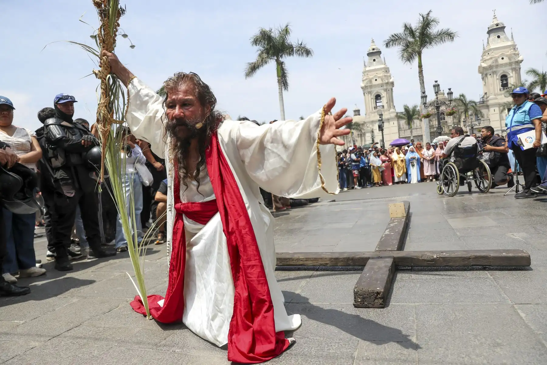 El actor Mario Valencia, conocido como el “Cristo Cholo”, dio inicio al tradicional viacrucis de Semana Santa en el Centro Histórico de Lima, acompañado por un amplio elenco artístico. La escenificación, que congrega a numerosos fieles, recorre las principales calles del centro de la ciudad y culminará en la cima del Cerro San Cristóbal. Foto: ANDINA/Ricardo Cuba