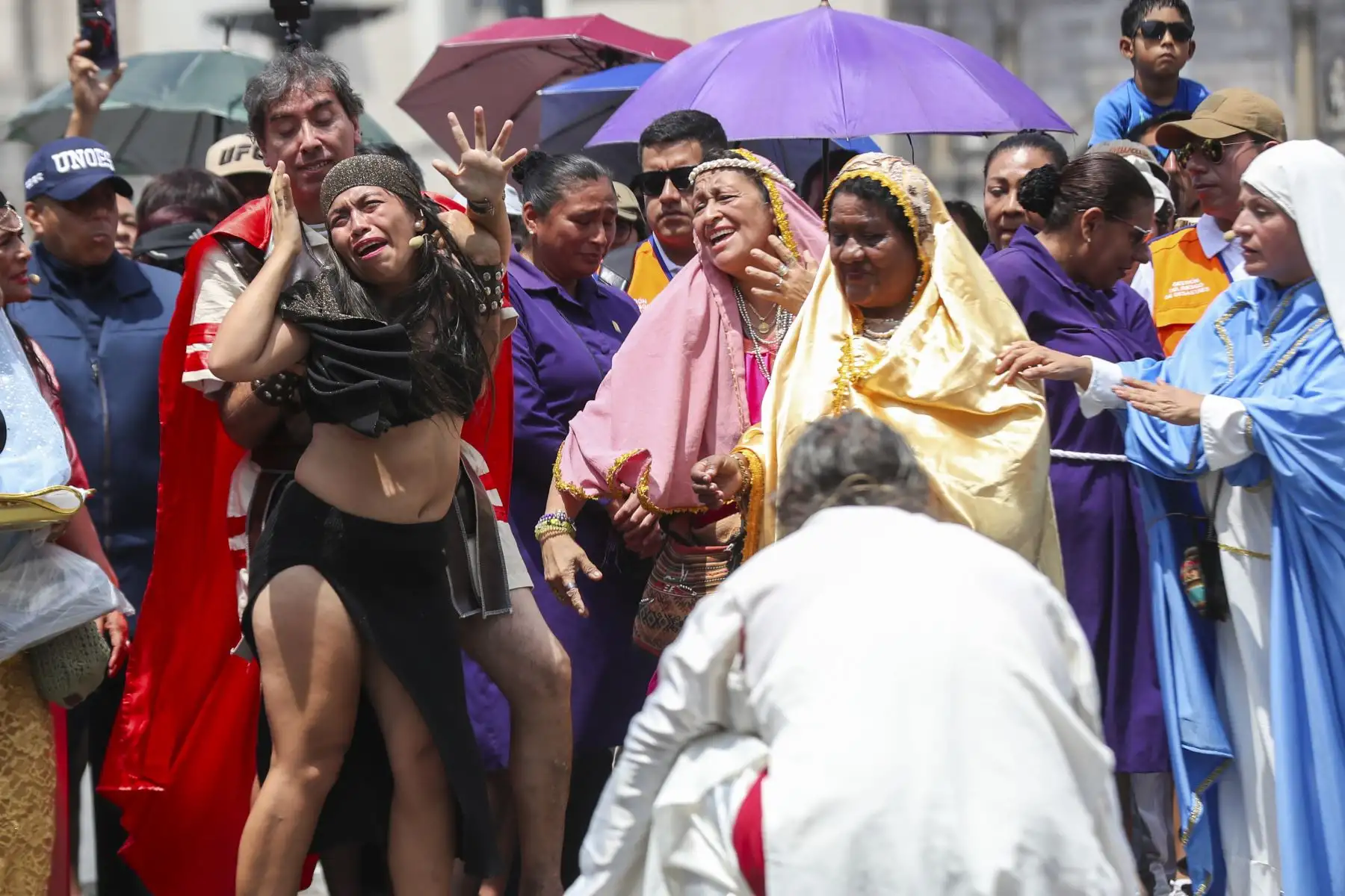 El actor Mario Valencia, conocido como el “Cristo Cholo”, dio inicio al tradicional viacrucis de Semana Santa en el Centro Histórico de Lima, acompañado por un amplio elenco artístico. La escenificación, que congrega a numerosos fieles, recorre las principales calles del centro de la ciudad y culminará en la cima del Cerro San Cristóbal. Foto: ANDINA/Ricardo Cuba