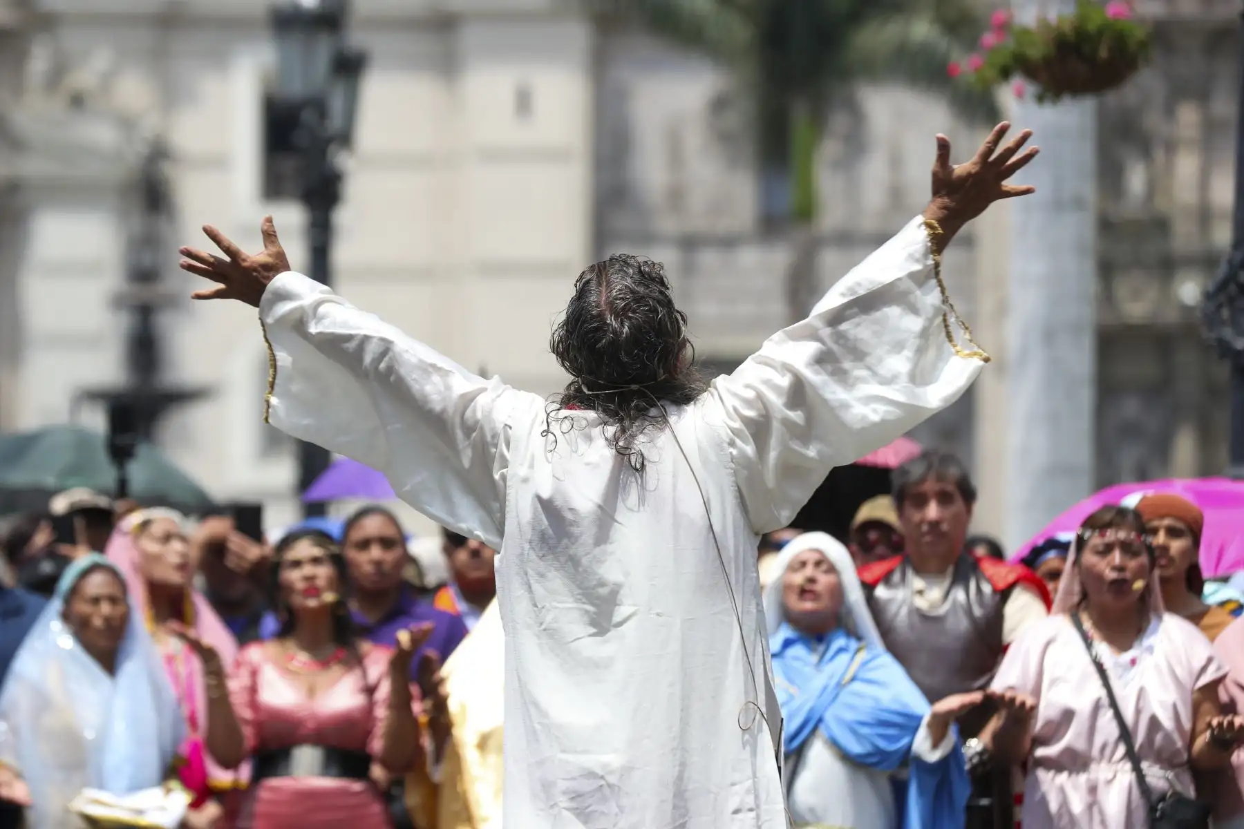El actor Mario Valencia, conocido como el “Cristo Cholo”, dio inicio al tradicional viacrucis de Semana Santa en el Centro Histórico de Lima, acompañado por un amplio elenco artístico. La escenificación, que congrega a numerosos fieles, recorre las principales calles del centro de la ciudad y culminará en la cima del Cerro San Cristóbal. Foto: ANDINA/Ricardo Cuba