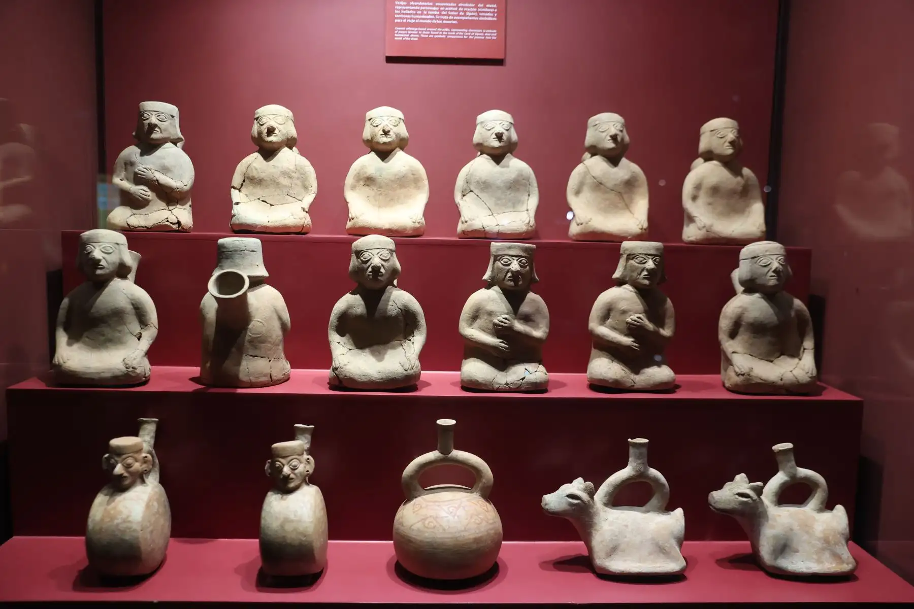Además pueden apreciarse también figuras en cerámica de la cultura mochica.  Foto: ANDINA/Melina Mejía