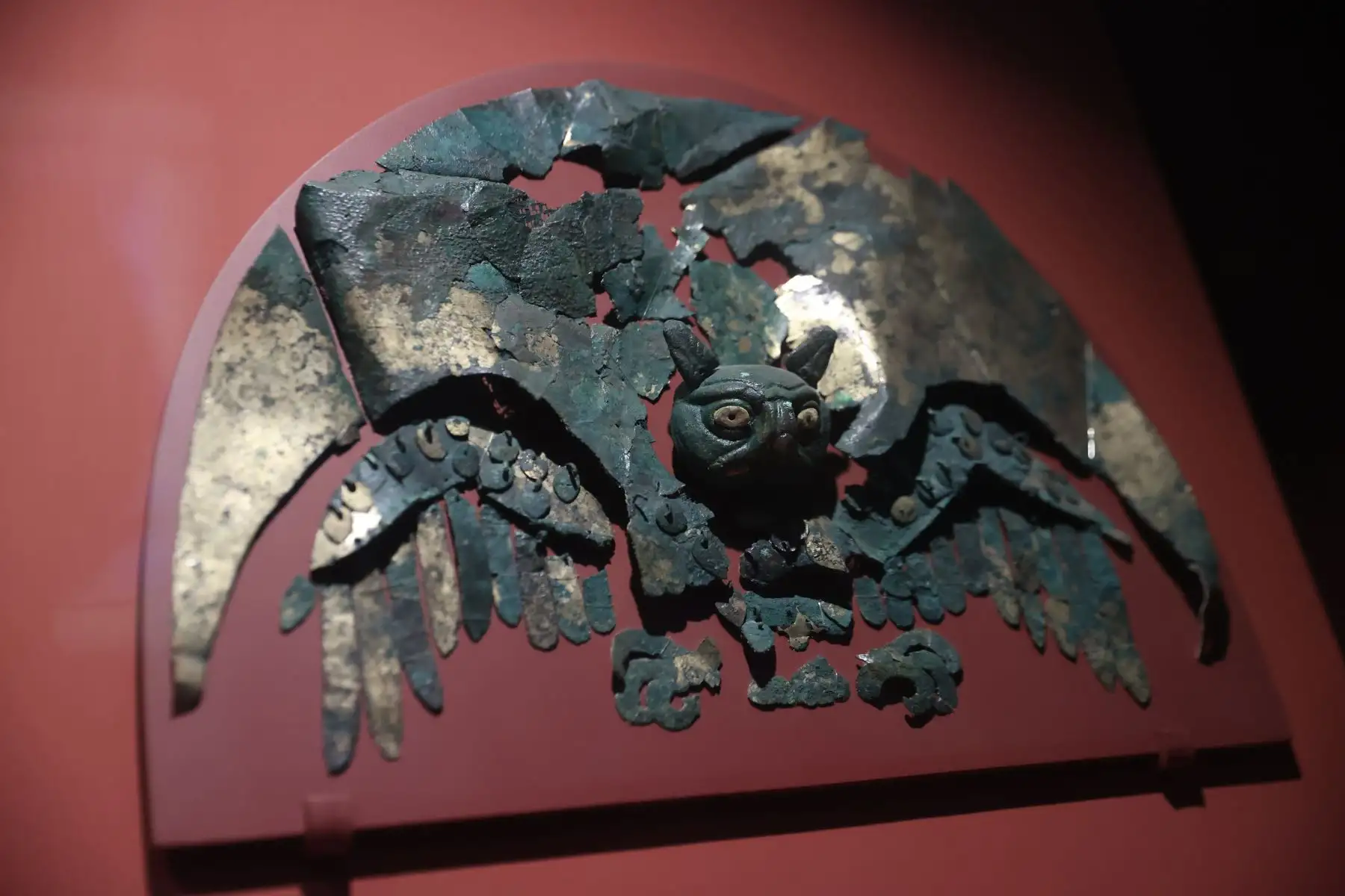 Se exhiben también ornamentos y emblemas que utilizó en vida este personaje. Foto: ANDINA/Melina Mejía