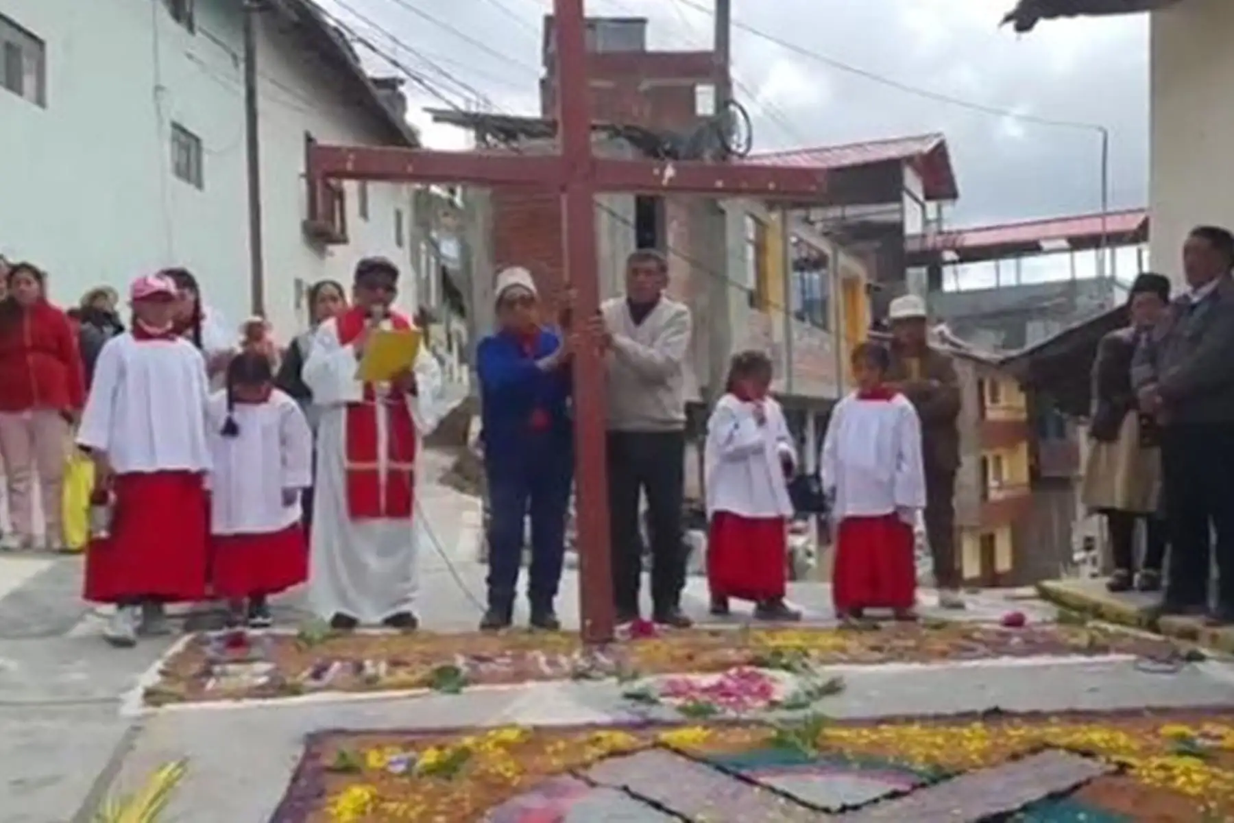 Pasco: fervor y tradición en Santa Ana durante el recorrido de la cruz en Viernes Santo