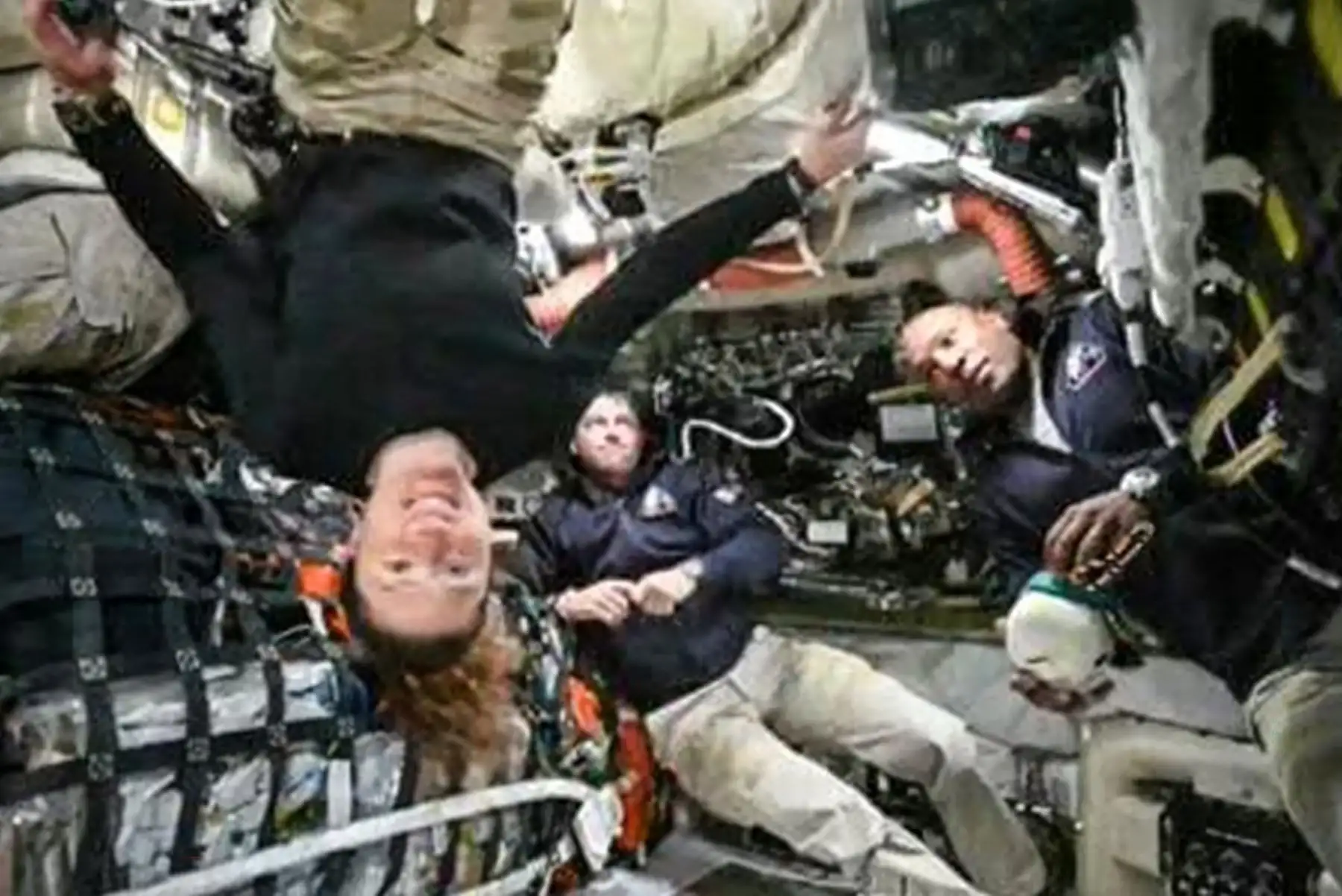 Cuatro miembros de la tripulación de Artemis II  el astronauta de la Agencia Espacial Canadiense (CSA), Jeremy Hansen, especialista de la misión Artemis II; los astronautas de la NASA Reid Wiseman, comandante de Artemis II; Christina Koch, especialista de la misión Artemis II; y Victor Glover, piloto de Artemis II, mientras se dirigen a orbitar la Luna por primera vez en más de medio siglo. AFP