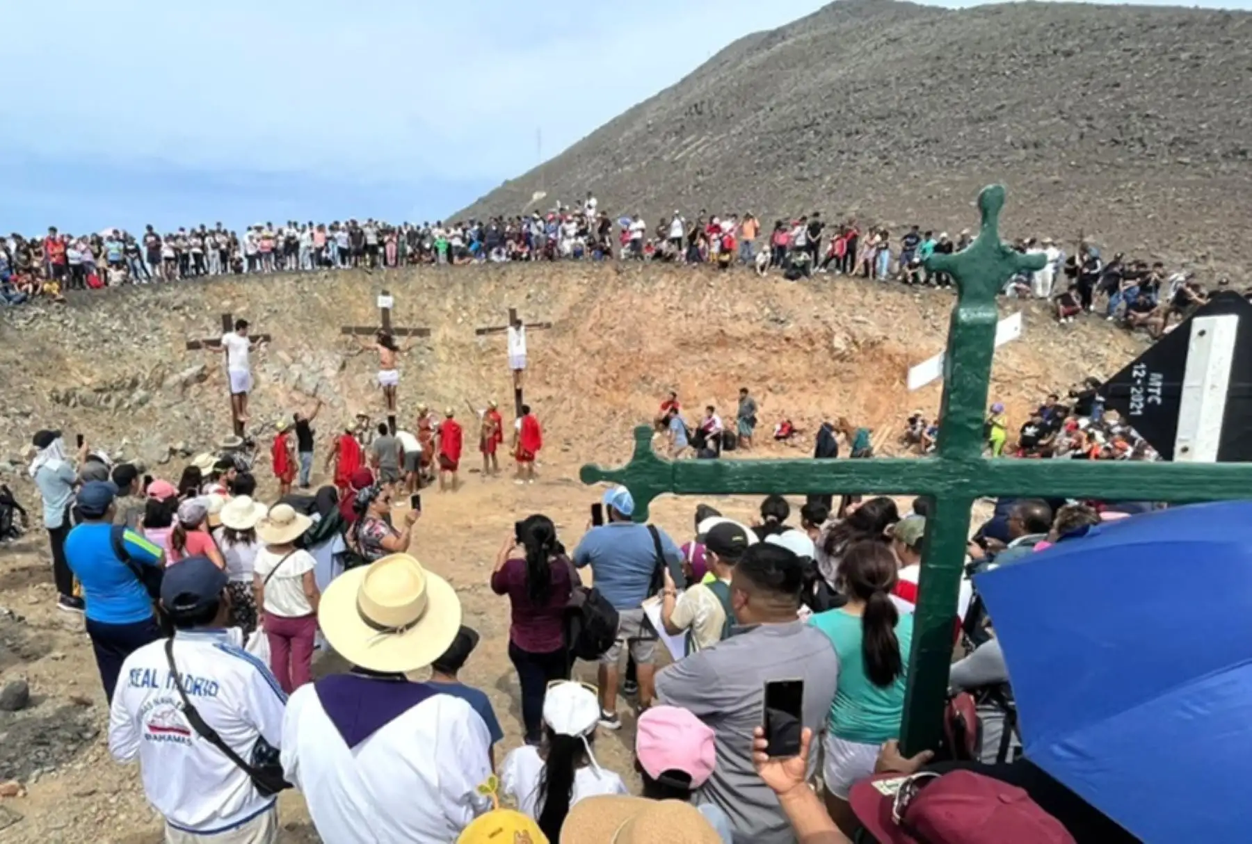 Viernes Santo: multitudinaria peregrinación al Cerro de la Juventud en Chimbote