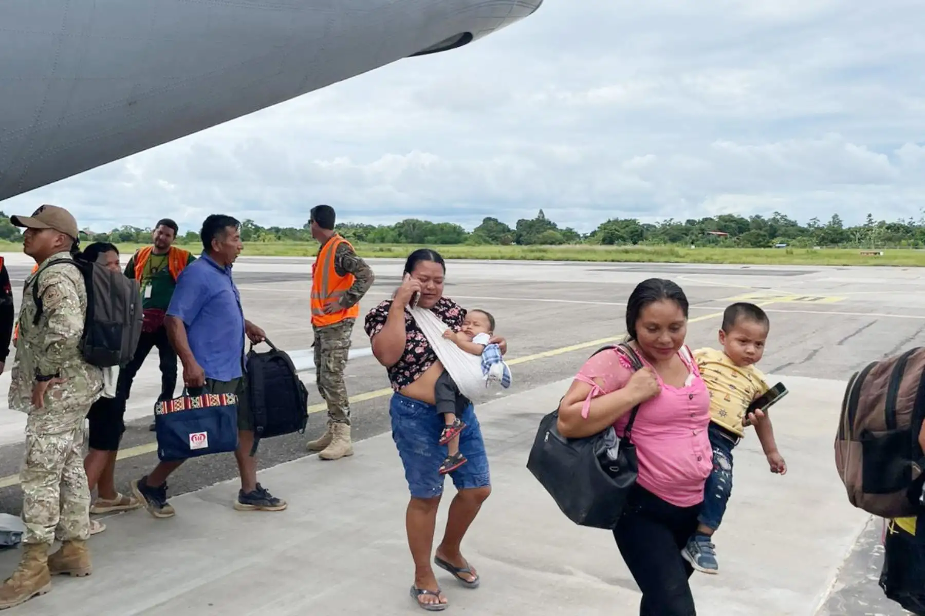 Sector Defensa traslada combustible y docentes a zona de frontera en Ucayali