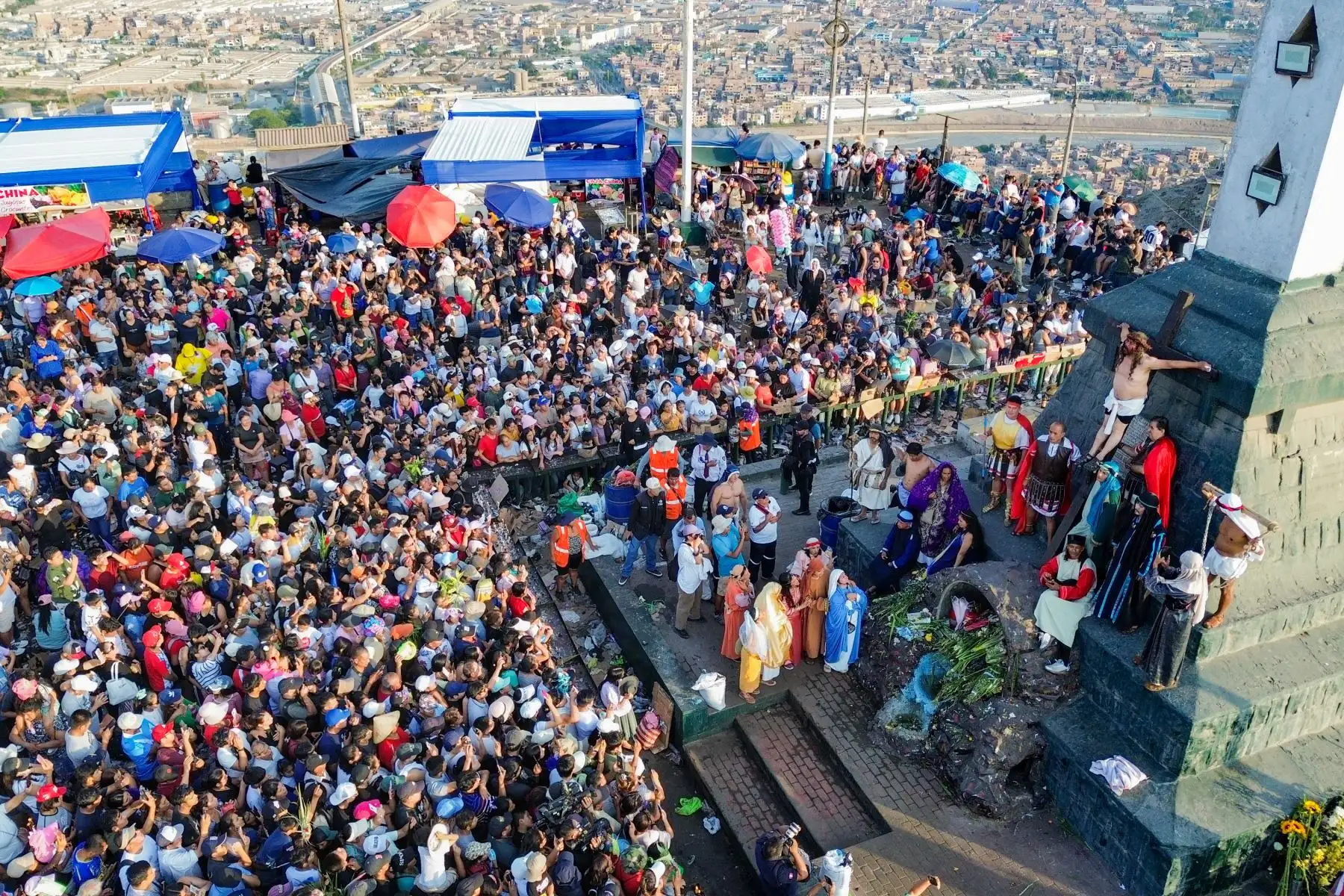 Mario Valencia, el actor que año tras año escenifica el tradicional viacrucis de Cristo, culmina su travesía, tras recorrer las calles del Centro Histórico, en la cima del cerro San Cristóbal rodeado de un gran número de fieles. Foto: ANDINA/Ricardo Cuba