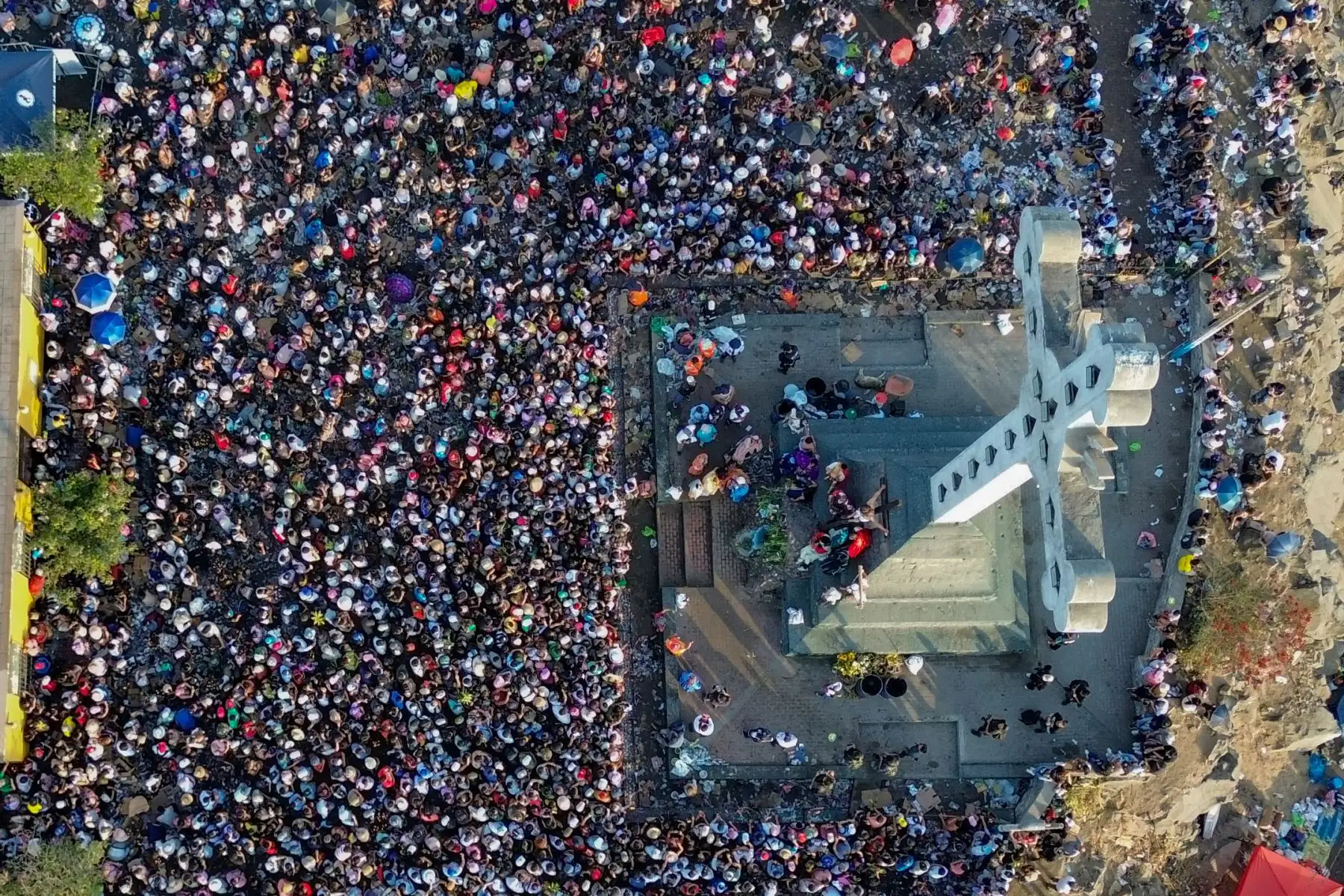 Mario Valencia, el actor que año tras año escenifica el tradicional viacrucis de Cristo, culmina su travesía, tras recorrer las calles del Centro Histórico, en la cima del cerro San Cristóbal rodeado de un gran número de fieles. Foto: ANDINA/Ricardo Cuba
