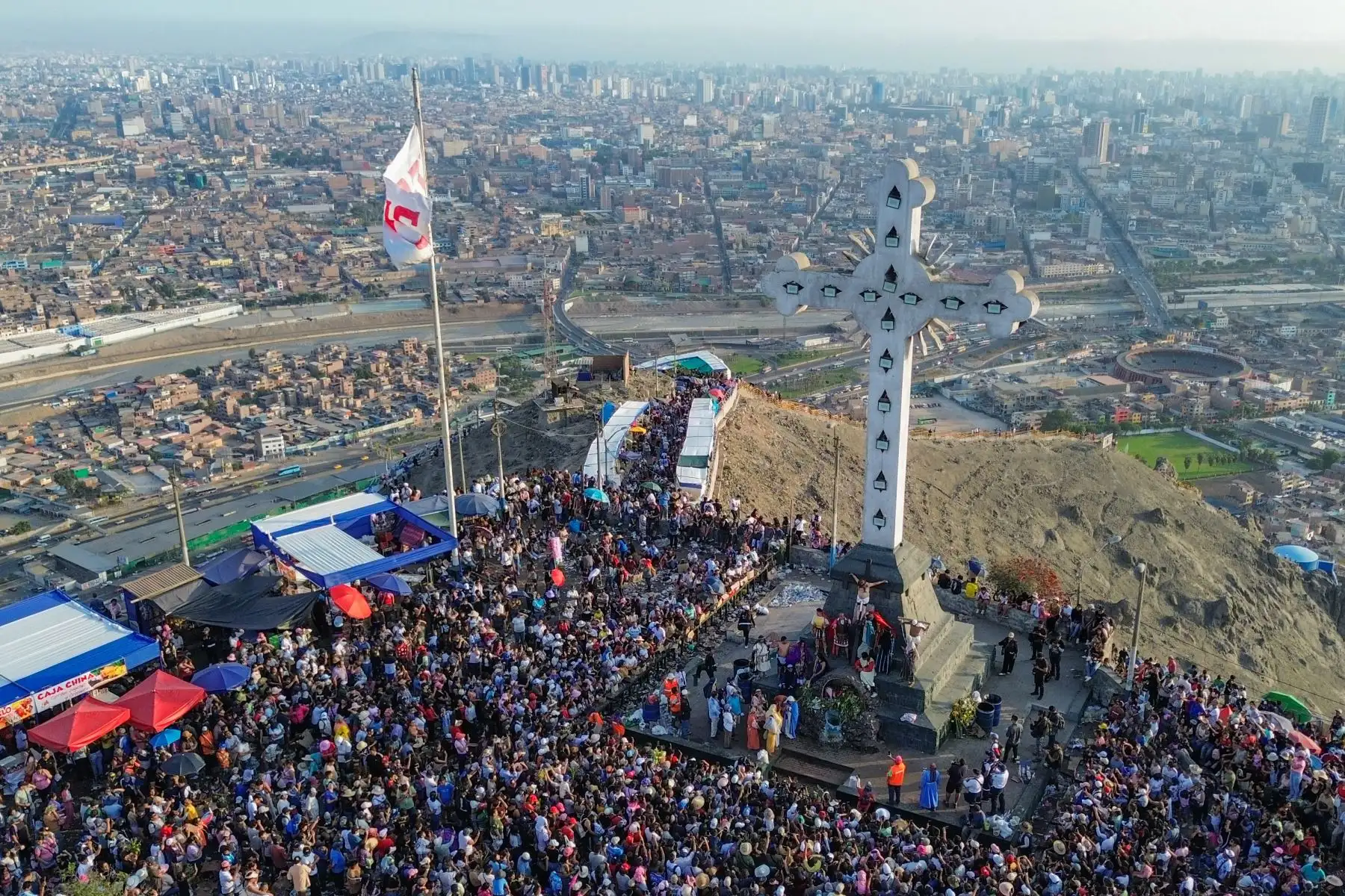 Mario Valencia, el actor que año tras año escenifica el tradicional viacrucis de Cristo, culmina su travesía, tras recorrer las calles del Centro Histórico, en la cima del cerro San Cristóbal rodeado de un gran número de fieles. Foto: ANDINA/Ricardo Cuba