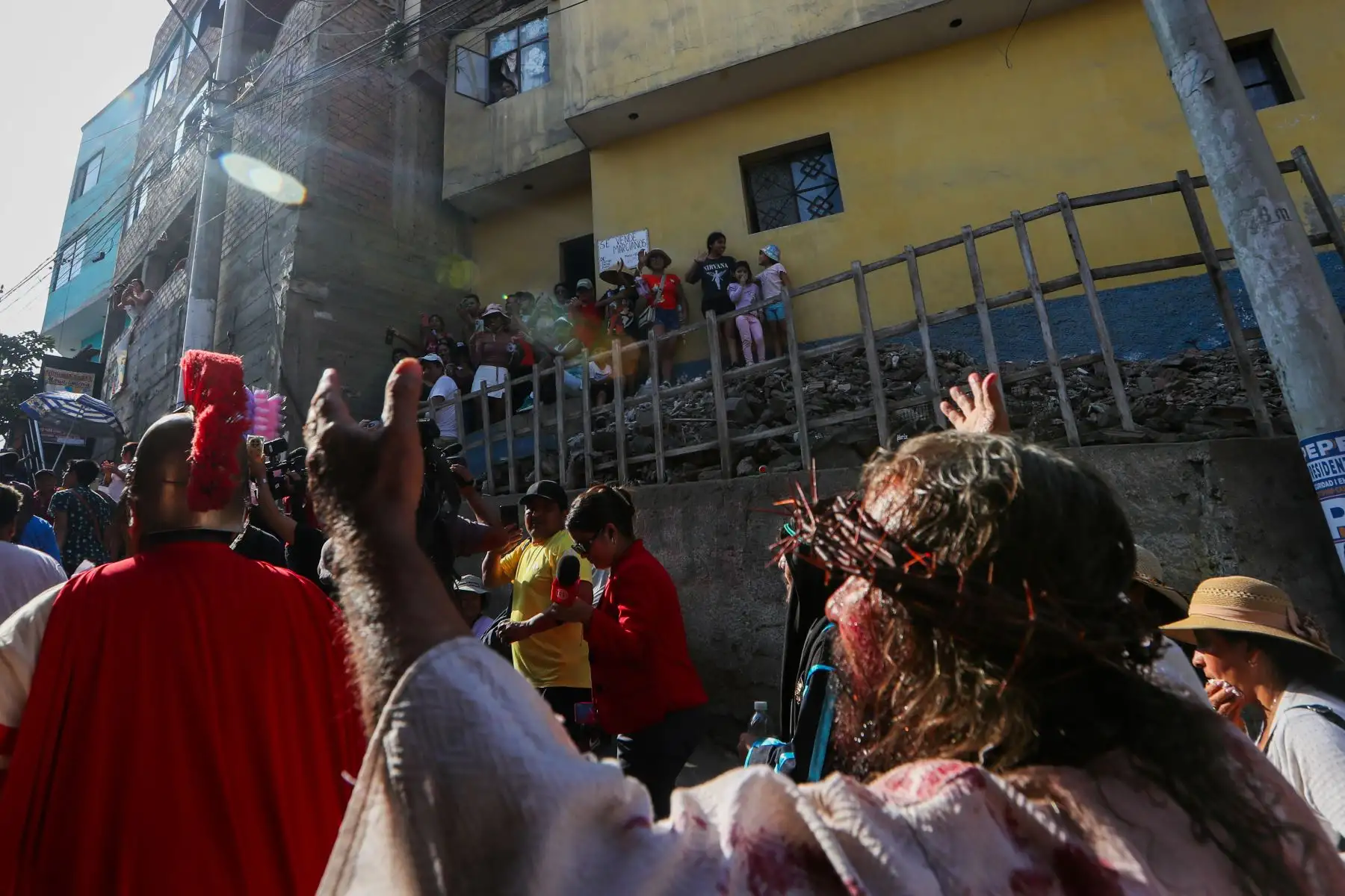 El actor Mario Valencia, conocido como el “Cristo Cholo”, sube al cerro San Cristóbal durante la escenificación  del viacrucis de Semana Santa  acompañado por un amplio elenco artístico.  Foto: ANDINA/Ricardo Cuba
