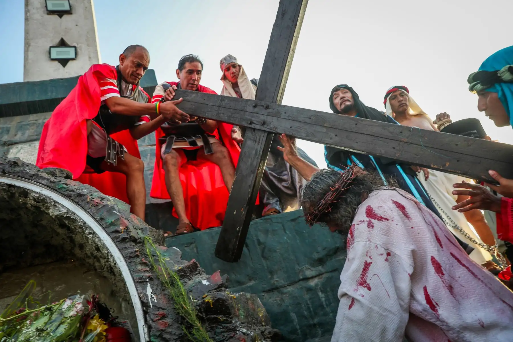El actor Mario Valencia, conocido como el “Cristo Cholo”, sube al cerro San Cristóbal durante la escenificación  del viacrucis de Semana Santa  acompañado por un amplio elenco artístico.  Foto: ANDINA/Ricardo Cuba