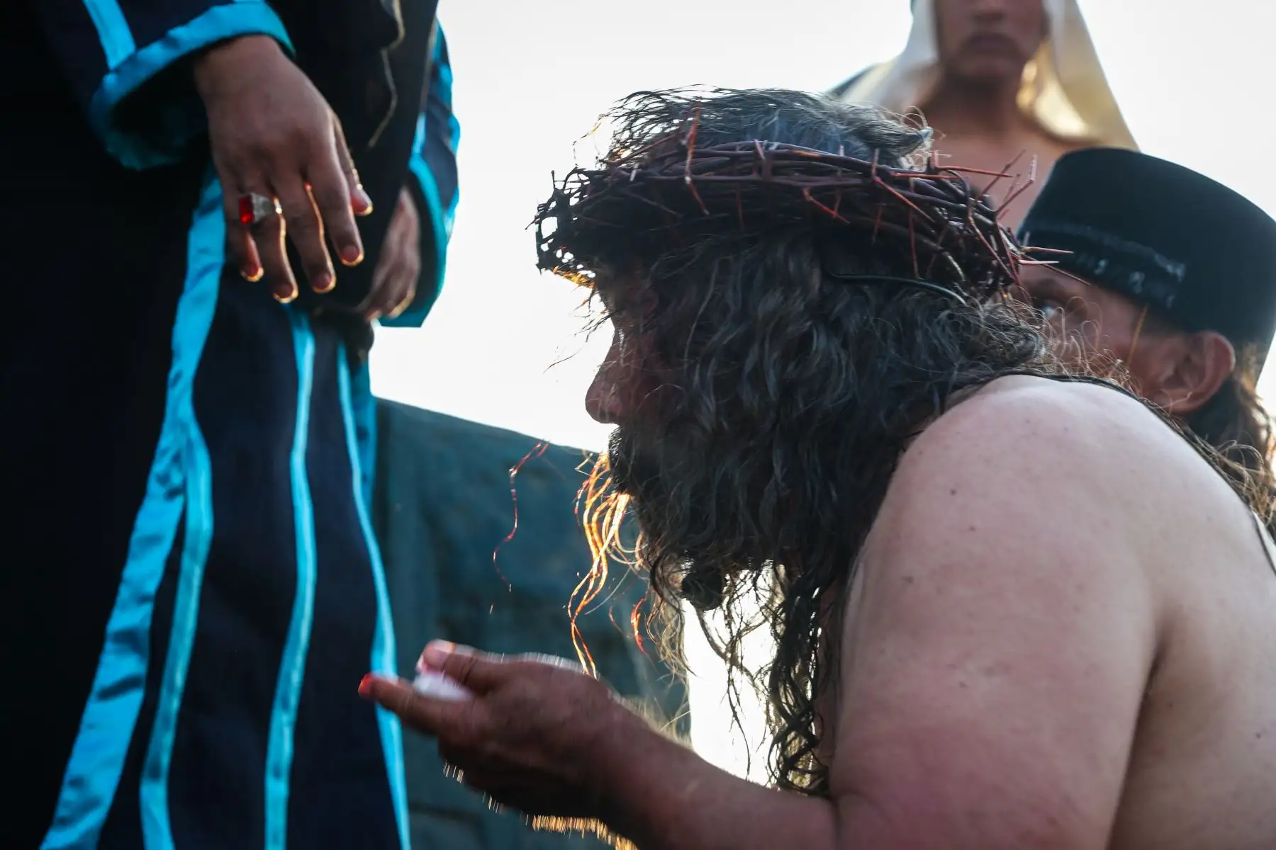 El actor Mario Valencia, conocido como el “Cristo Cholo”, sube al cerro San Cristóbal durante la escenificación  del viacrucis de Semana Santa  acompañado por un amplio elenco artístico.  Foto: ANDINA/Ricardo Cuba