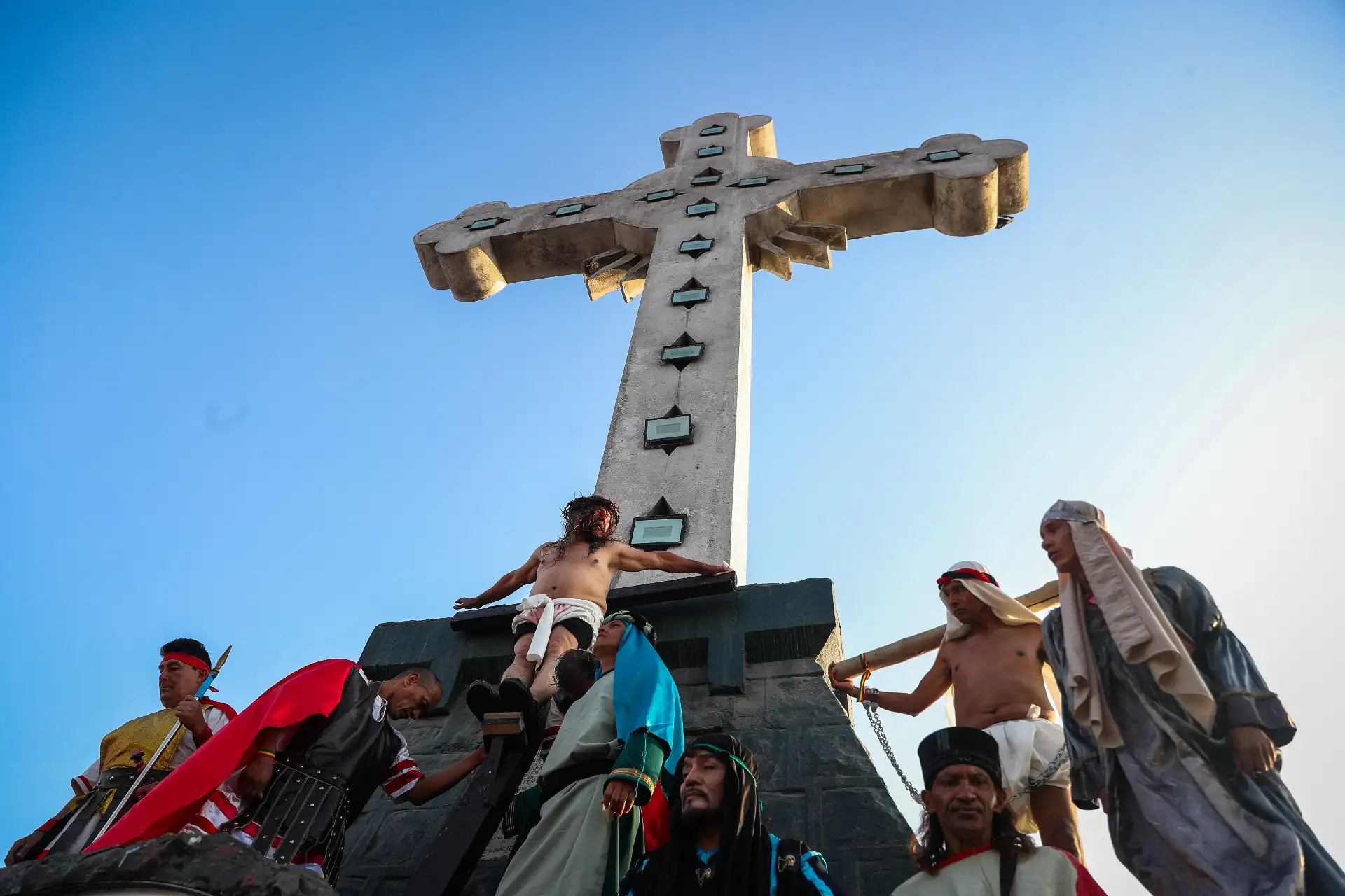 El actor Mario Valencia, conocido como el “Cristo Cholo”, sube al cerro San Cristóbal durante la escenificación  del viacrucis de Semana Santa  acompañado por un amplio elenco artístico.  Foto: ANDINA/Ricardo Cuba