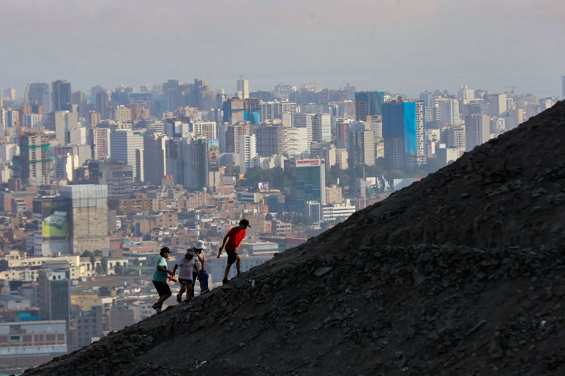 Fieles suben  al cerro San Cristóbal para acompañar al "Cristo Cholo" en la escenificación  del viacrucis de Semana Santa .  Foto: ANDINA/Ricardo Cuba