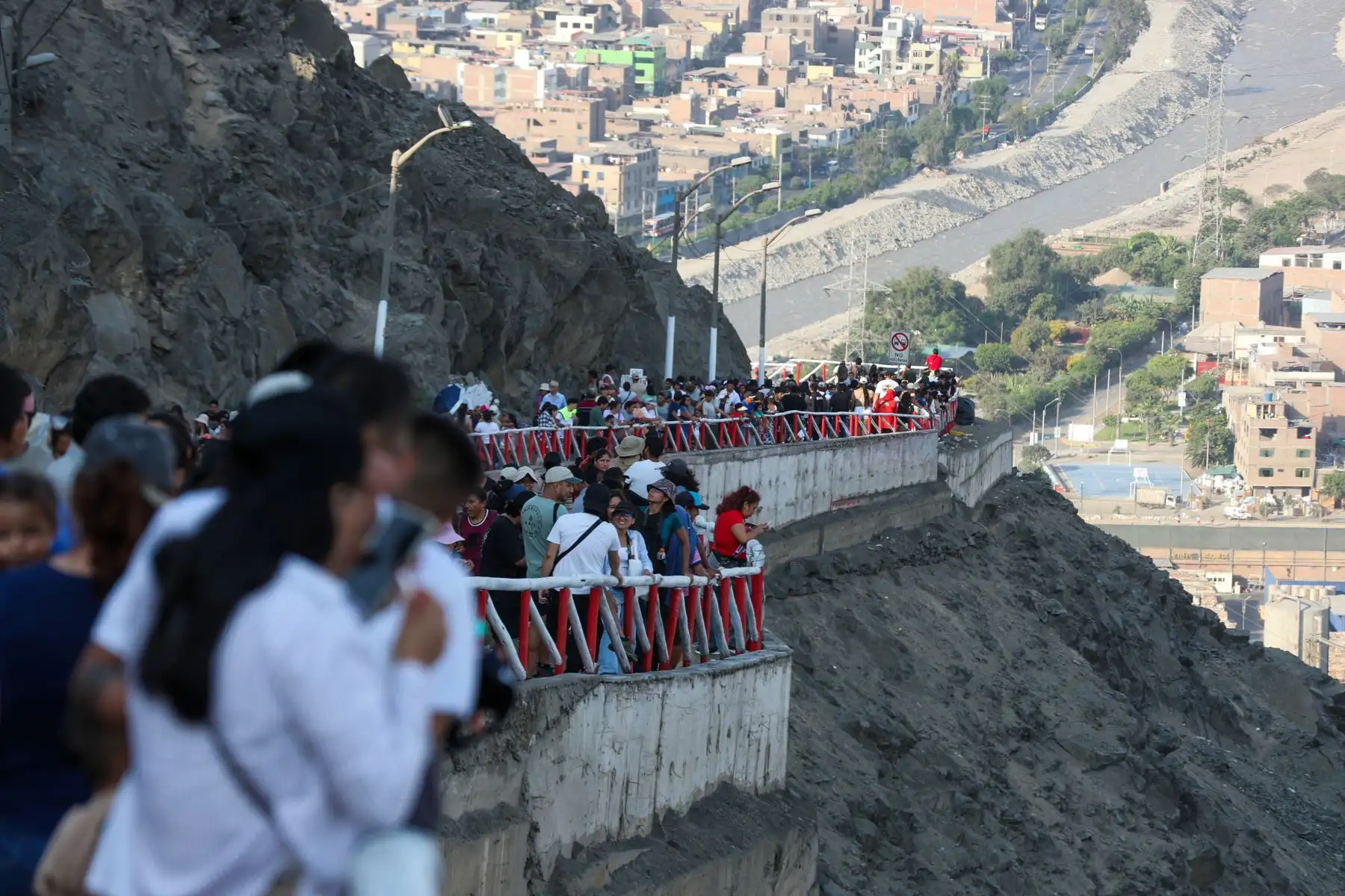 Fieles suben  al cerro San Cristóbal para acompañar al "Cristo Cholo" en la escenificación  del viacrucis de Semana Santa .  Foto: ANDINA/Ricardo Cuba