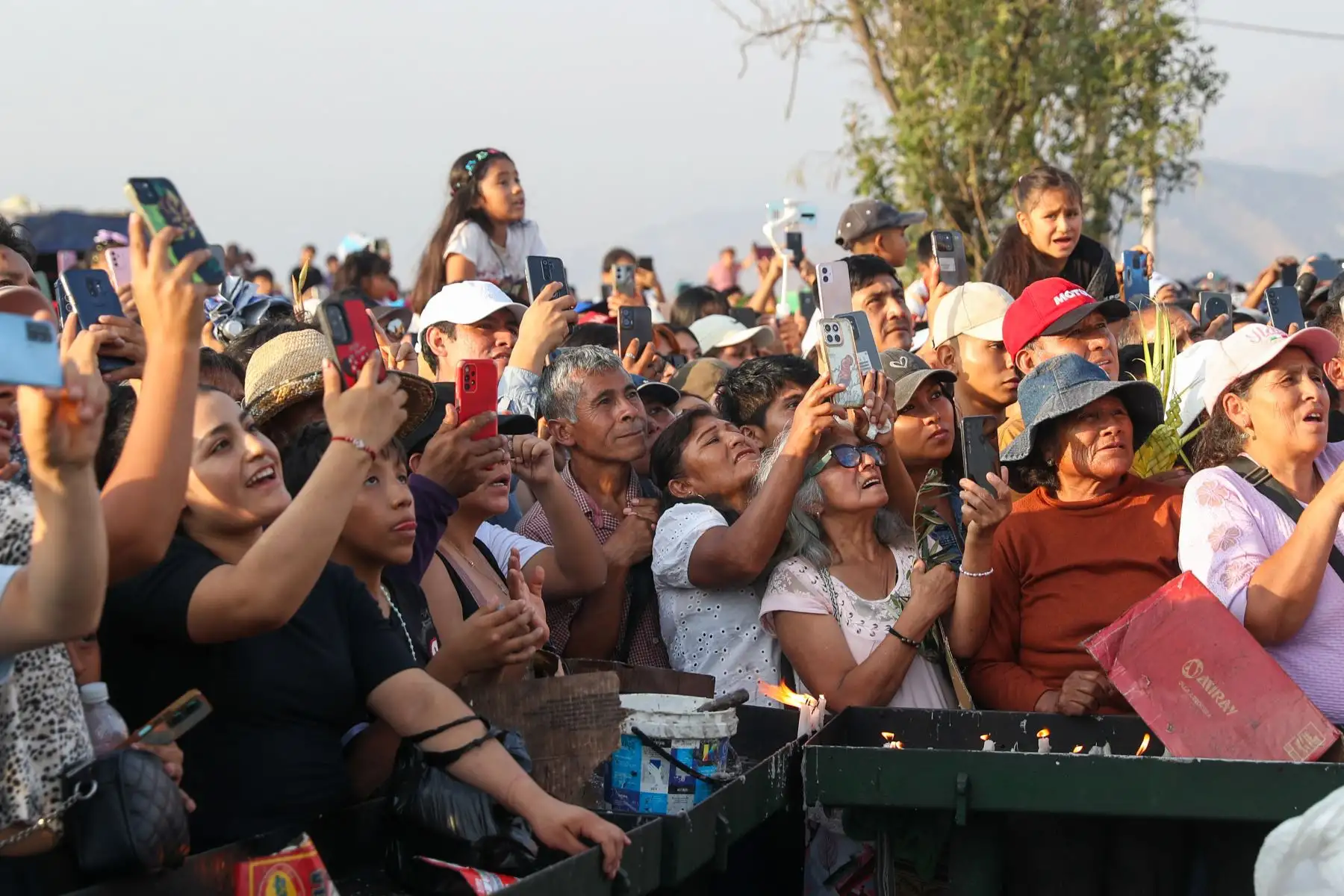 Fieles suben  al cerro San Cristóbal para acompañar al "Cristo Cholo" en la escenificación  del viacrucis de Semana Santa .  Foto: ANDINA/Ricardo Cuba