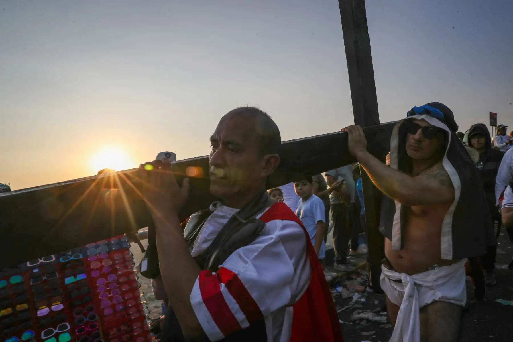 Tradicional viacrucis de Cristo, culmina su travesía, tras recorrer las calles del Centro Histórico, en la cima del cerro San Cristóbal rodeado de un gran número de fieles. Foto: ANDINA/Ricardo Cuba