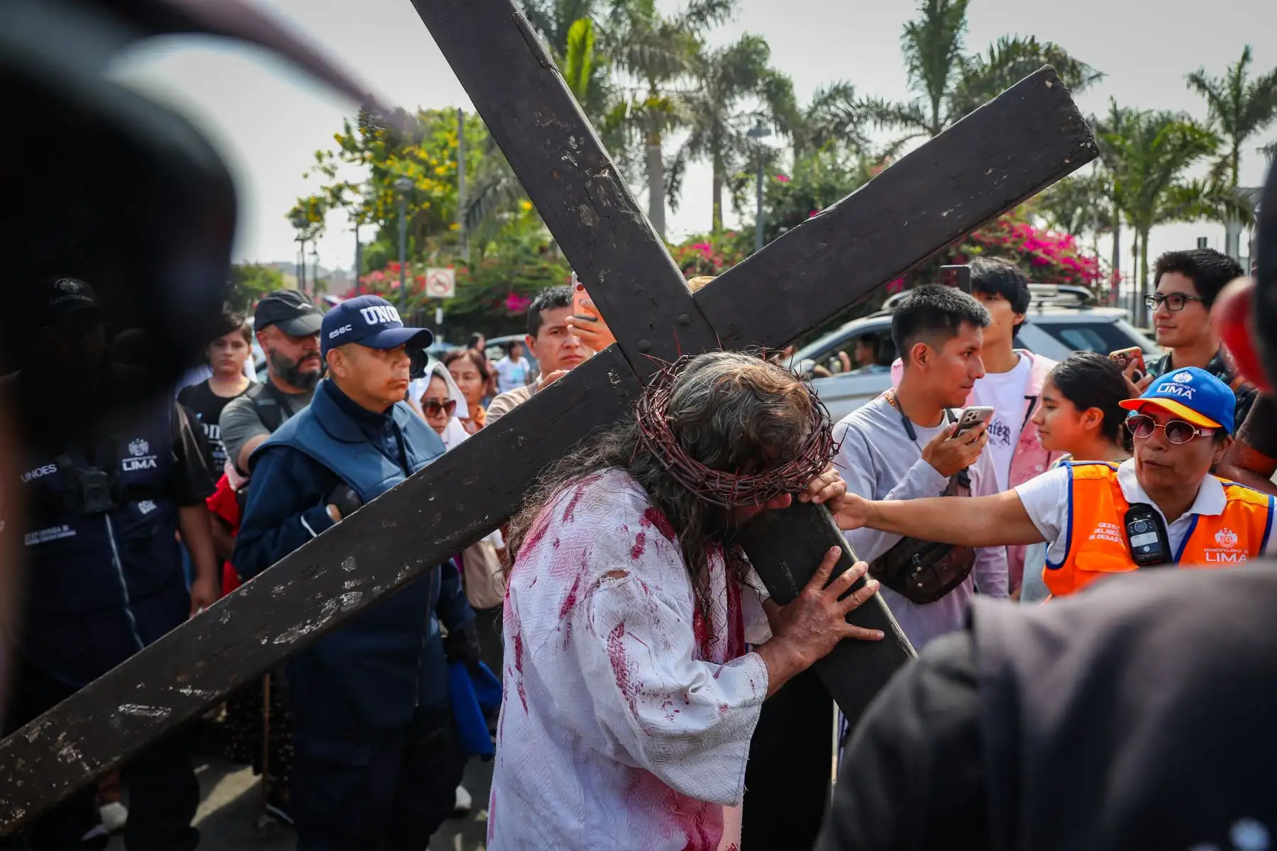 El actor Mario Valencia, conocido como el “Cristo Cholo”, sube al cerro San Cristóbal durante la escenificación  del viacrucis de Semana Santa  acompañado por un amplio elenco artístico.  Foto: ANDINA/Ricardo Cuba