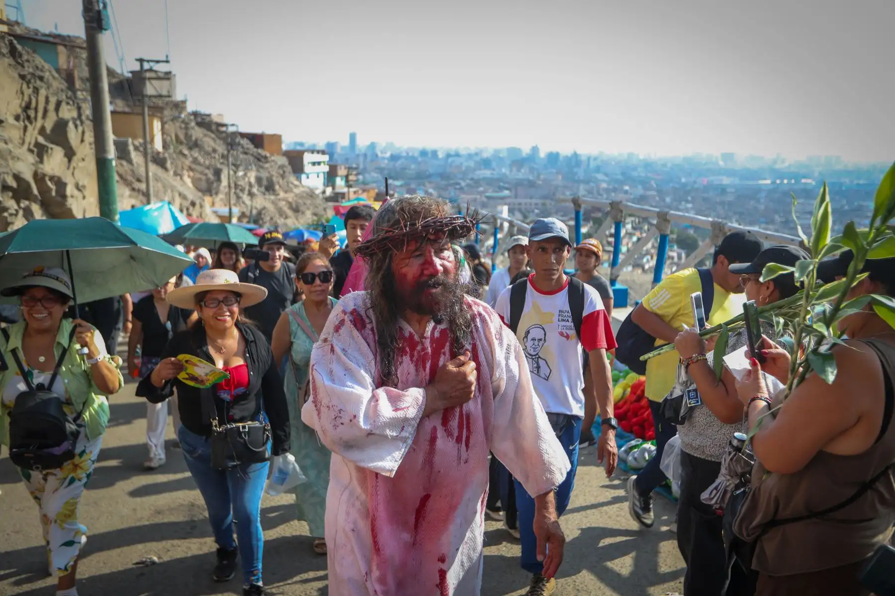 El actor Mario Valencia, conocido como el “Cristo Cholo”, sube al cerro San Cristóbal durante la escenificación  del viacrucis de Semana Santa  acompañado por un amplio elenco artístico.  Foto: ANDINA/Ricardo Cuba