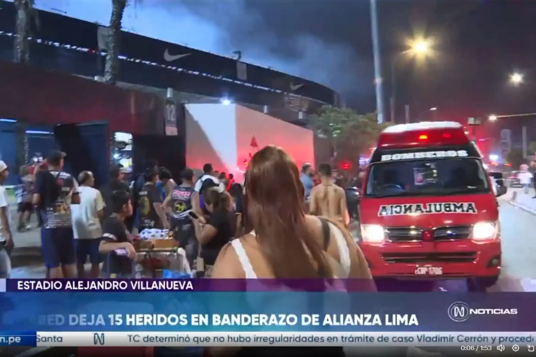 Ambulancias del SAMU y bomberos llegaron al estadio de Matute para atender a lesionados. Imagen: Captura de TV/Canal N.
