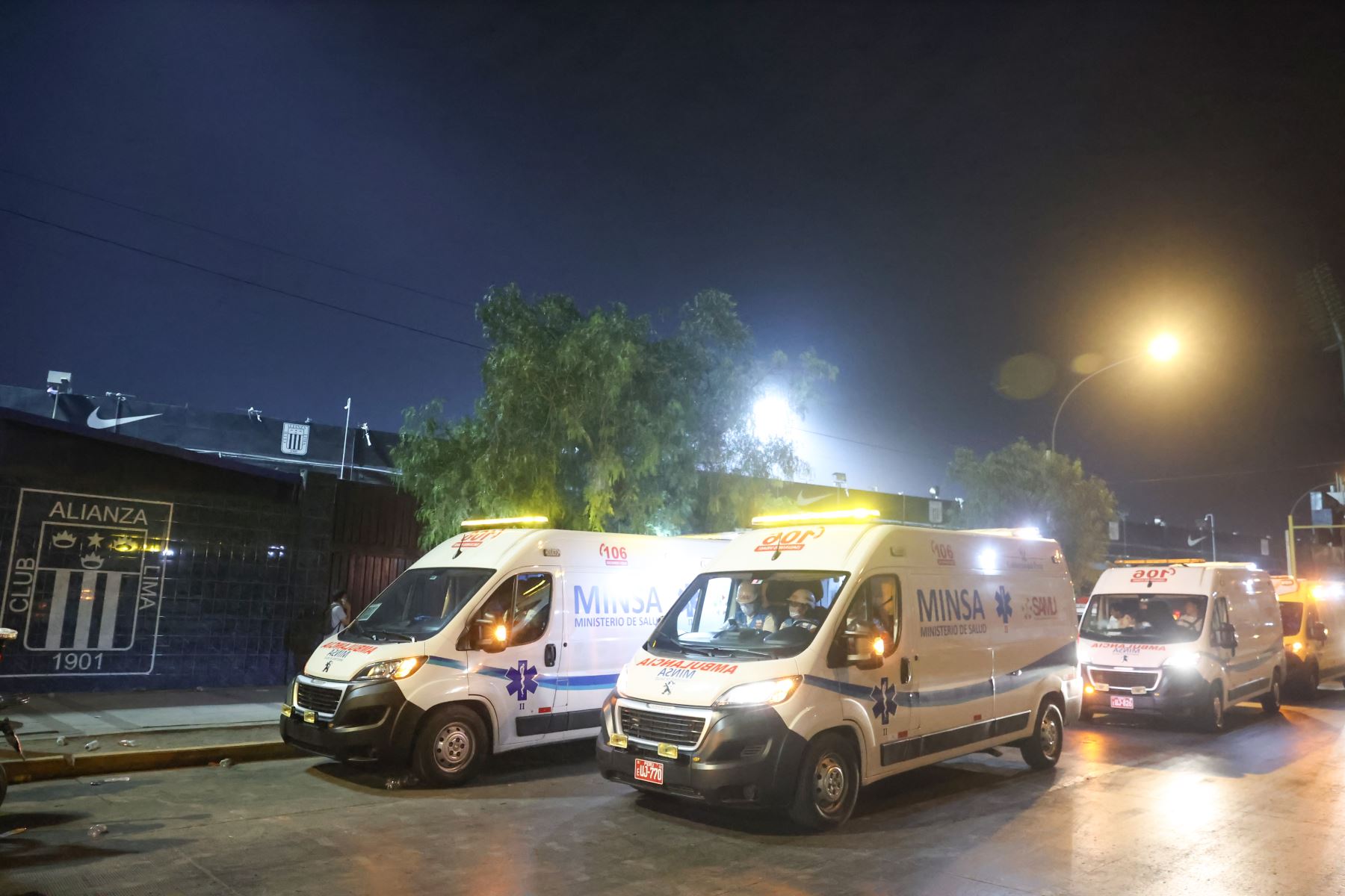 El Ministerio de Salud (Minsa),  ante el reporte del accidente en  dicho recinto deportivo, ocho unidades del Servicio de Atención Móvil de Urgencia (SAMU) se movilizaron para la atención prehospitalaria de los afectados. Foto: ANDINA/Melina Mejía.
