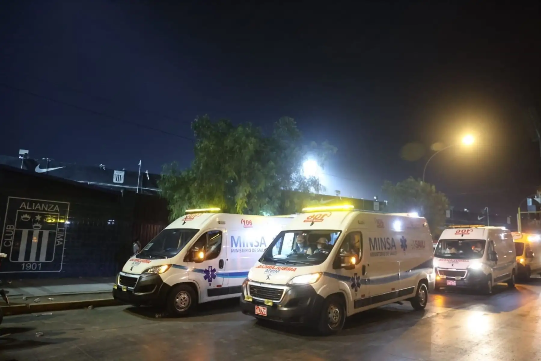 El Ministerio de Salud (Minsa),  ante el reporte del accidente en  dicho recinto deportivo, ocho unidades del Servicio de Atención Móvil de Urgencia (SAMU) se movilizaron para la atención prehospitalaria de los afectados. Foto: ANDINA/Melina Mejía.