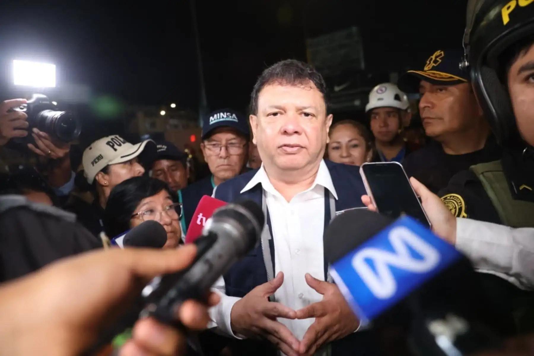Ministro de Salud, Juan Carlos Velasco, ofrece declaraciones en los alrededores del estadio de Matute. Foto: ANDINA/Melina Mejía