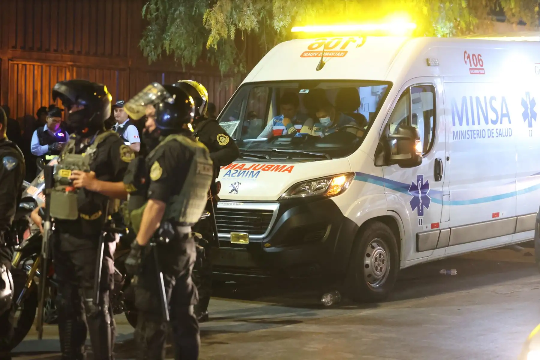 Bomberos informaron  que encontraron 47 lesionados, se les hizo un triaje a estas personas y se les ha estabilizado con apoyo de las ambulancias. Foto: ANDINA/Melina Mejía.