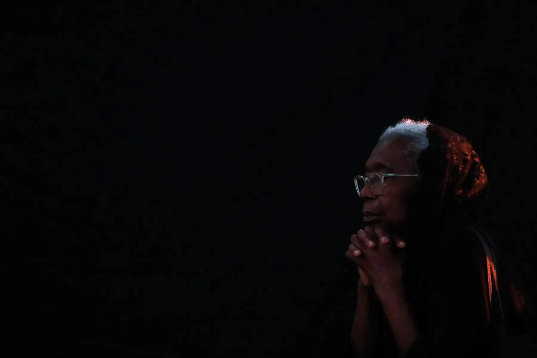 Fieles participan en el tradicional recorrido procesional del Cristo Yacente, organizado por la Parroquia Nuestra Señora del Carmen durante las celebraciones de Semana Santa. Foto: ANDINA/ Carlos Américo Lezama Villantoy