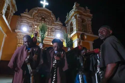 Semana Santa: fieles participan en la tradicional procesión del Cristo Yacente en El Carmen, Chincha