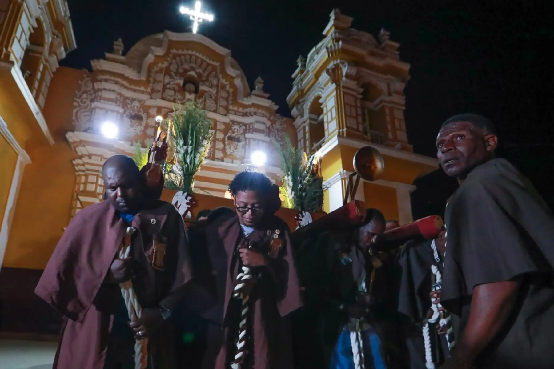 Cargadores trasladan en hombros la imagen del Cristo Yacente durante la solemne procesión en el distrito de El Carmen, en la provincia de Chincha, como parte de las celebraciones de Semana Santa.  Foto: ANDINA/ Carlos Américo Lezama Villantoy